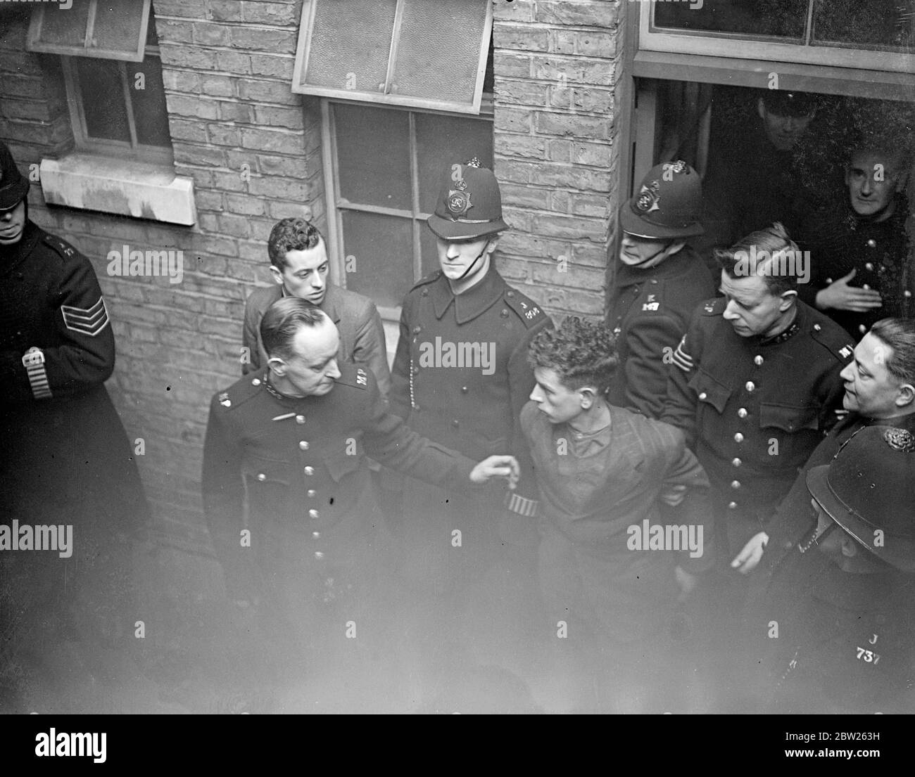 Deux soldats et un autre homme inculpés. Suite à la bataille de revolver à Barking. Deux soldats, un âgé de 16 ans, ont été réaffectés à Stratford Petty sessions, accusés de fusillades avec intention de meurtre sur des policiers. Ils travaillent de plus avec Frederik George Clark, 21 ans, de Bethnal Green, avec l'argent exigeant avec menace d'Edgar Allvey de Archibald Street, Bow. Les soldats ont été décrits comme Andrew Vanderbury, 37 ans, de Mile End Road, et Reginald Eddie Kaye, 16 ans, de Rock Ferry, Cheshire, les troopeurs des 12e Lanciers, stationnés à Tidworth. Les charges suivent la bataille du revolver Banque D'Images
