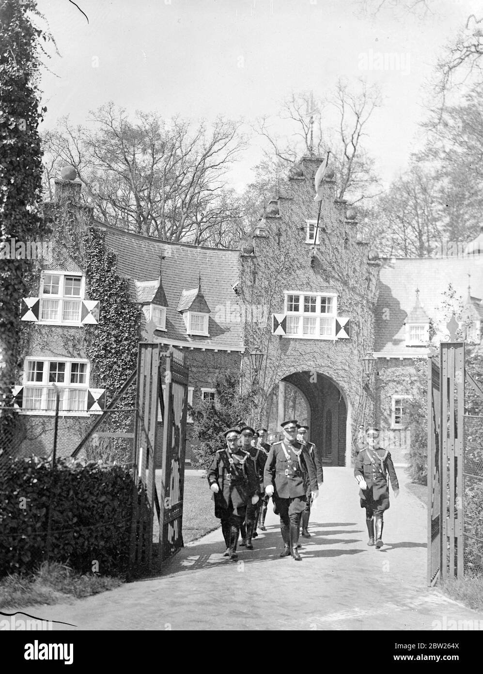 Petit-fils de l'ancien Kaiser et de la grande duchesse russe se sont mariés pour la troisième fois à Doorn. La troisième cérémonie de mariage du prince Louis Ferdinand, deuxième fils de l'ancien prince héritier d'Allemagne et petit-fils de l'ancien Kaiser, et du grand duchesse Kyra, fille du Grand-duc Cyril de Russie, a eu lieu à Doorn House, Hollande, résidence de l'ancien Kaiser. Les deux cérémonies de mariage précédentes, l'église civile et l'église orthodoxe, ont eu lieu à Potsdam. La troisième cérémonie, conformément au rite protestant allemand, a été de gratifier le désir de l'ex-Kaiser de voir son petit-fils se marier. L'ancien empereur, toujours une mar Banque D'Images