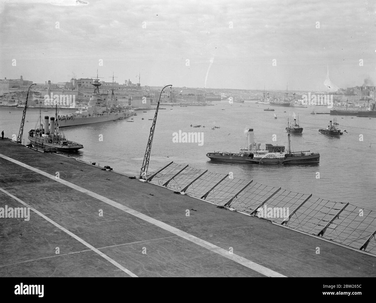 Marine britannique pour la protection de l'est méditerranéen, les Français vont observer l'Ouest. Pour éviter toute action surprise des puissances de l'axe, une nouvelle répartition des flottes de combat britanniques et françaises se déroule en Méditerranée. La flotte méditerranéenne britannique, avec ses bases à Malte et Alexandrie, est pour la protection de la Méditerranée orientale, et la flotte française doit surveiller la Méditerranée occidentale. Les navires de guerre français sont déjà massés à Gibraltar. Expositions de photos, vue sur le port multiple, la grande base navale de Grande-Bretagne dans l'est de la Méditerranée. 18 avril 1939 Banque D'Images