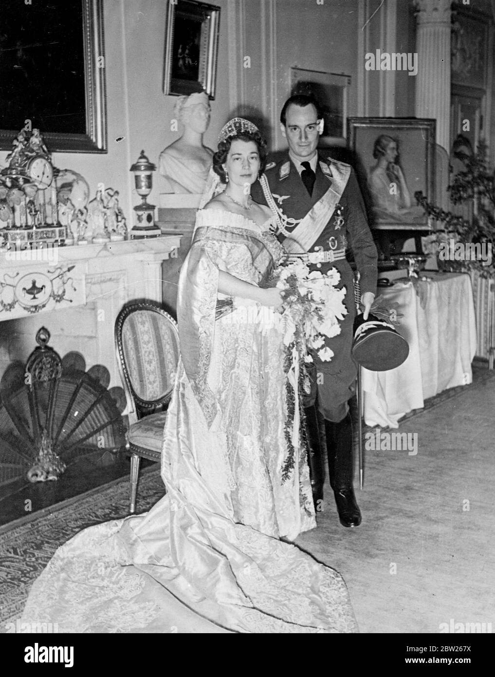 Petit-fils de l'ancien Kaiser weds Grand Duchess à Potsdam. La maison royale de Hehenzollern et de Ramanoff furent unies lorsque le prince Louis Ferdinand, petit-fils de 31 ans de l'ex-Kaiser, fut marié à Potsdam au Grand Duchess Kyra de Russie, âgé de 29 ans. Une cérémonie de mariage civil a eu lieu d'abord dans le bureau du registraire, puis le couple s'est rendu à Cecilienhof, la résidence de potsdam du prince héritier Guillaume, le père de l'époux, pour la cérémonie religieuse protestante. Photos de theo couple après le service à Cecilienhof, Allemagne. 3 mai 1938 Banque D'Images