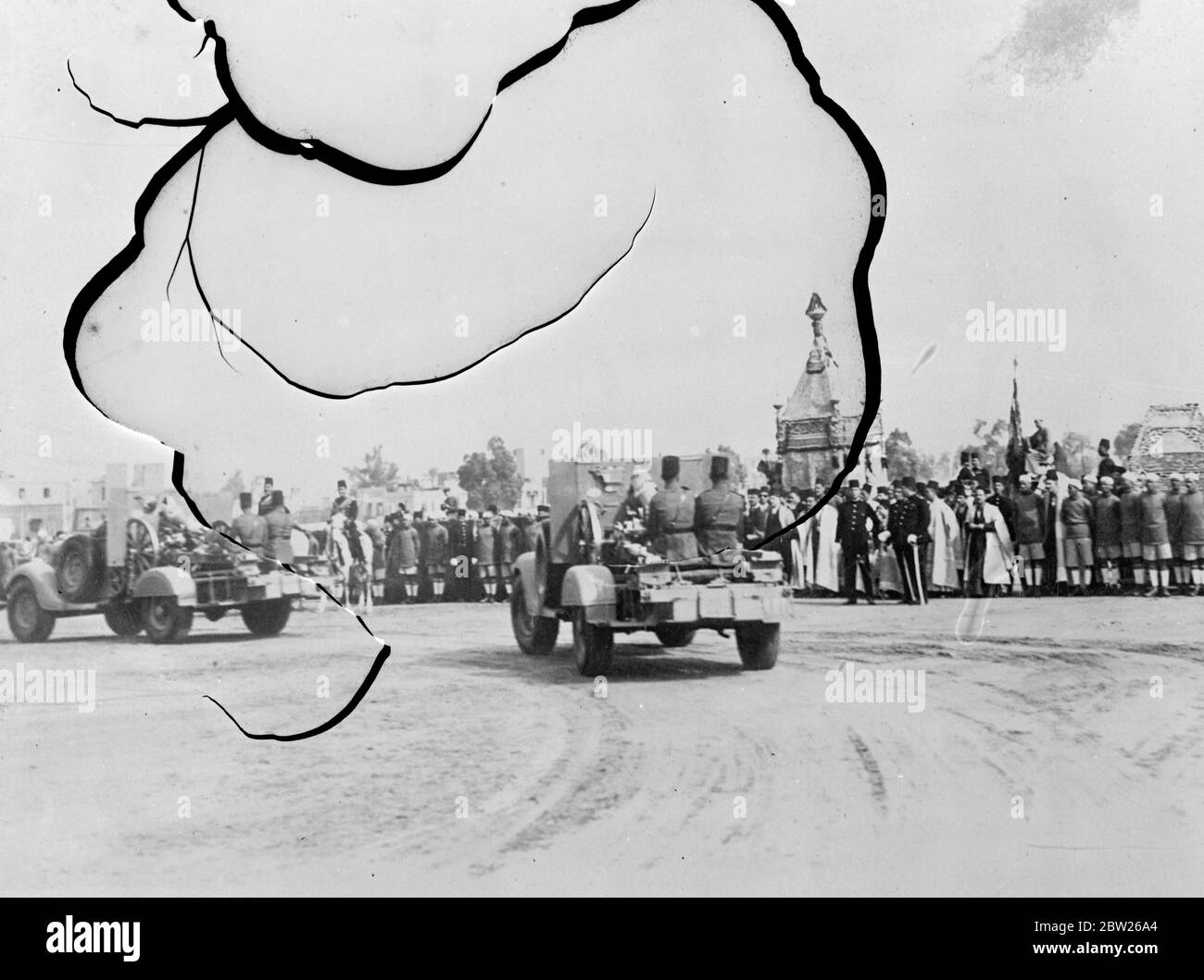 Le tapis Saint commence le pèlerinage du Caire à la Mecque. Avec une cérémonie traditionnelle, la Howdah décorée, symbolisant la royauté égyptienne, et le tapis Saint, ont quitté le Caire sur le pèlerinage annuel à la Mecque. Le tapis est utilisé pour couvrir la Kaaba à la Mecque pour l'année suivante. Expositions de photos, unités mobiles de l'armée égyptienne passant devant la Howdah avant le début du pèlerinage du Caire. Banque D'Images