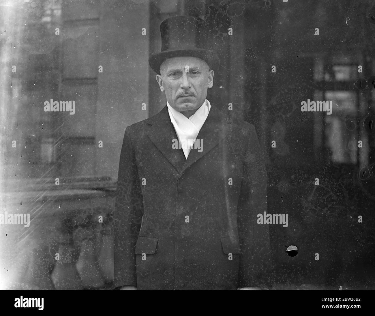 Le nouveau ministre bulgare laisse à King présenter ses lettres de créance. M Nicholas Momtchiloff, nouveau ministre bulgare à Londres, a quitté la légation dans les jardins de la porte de la Reine pour que le Palais de Buckingham présente ses références au Roi. M. Momtchiloff était ancien gouverneur de la banque de Bulgarie et ministre à Berne. 5 mai 1938 Banque D'Images