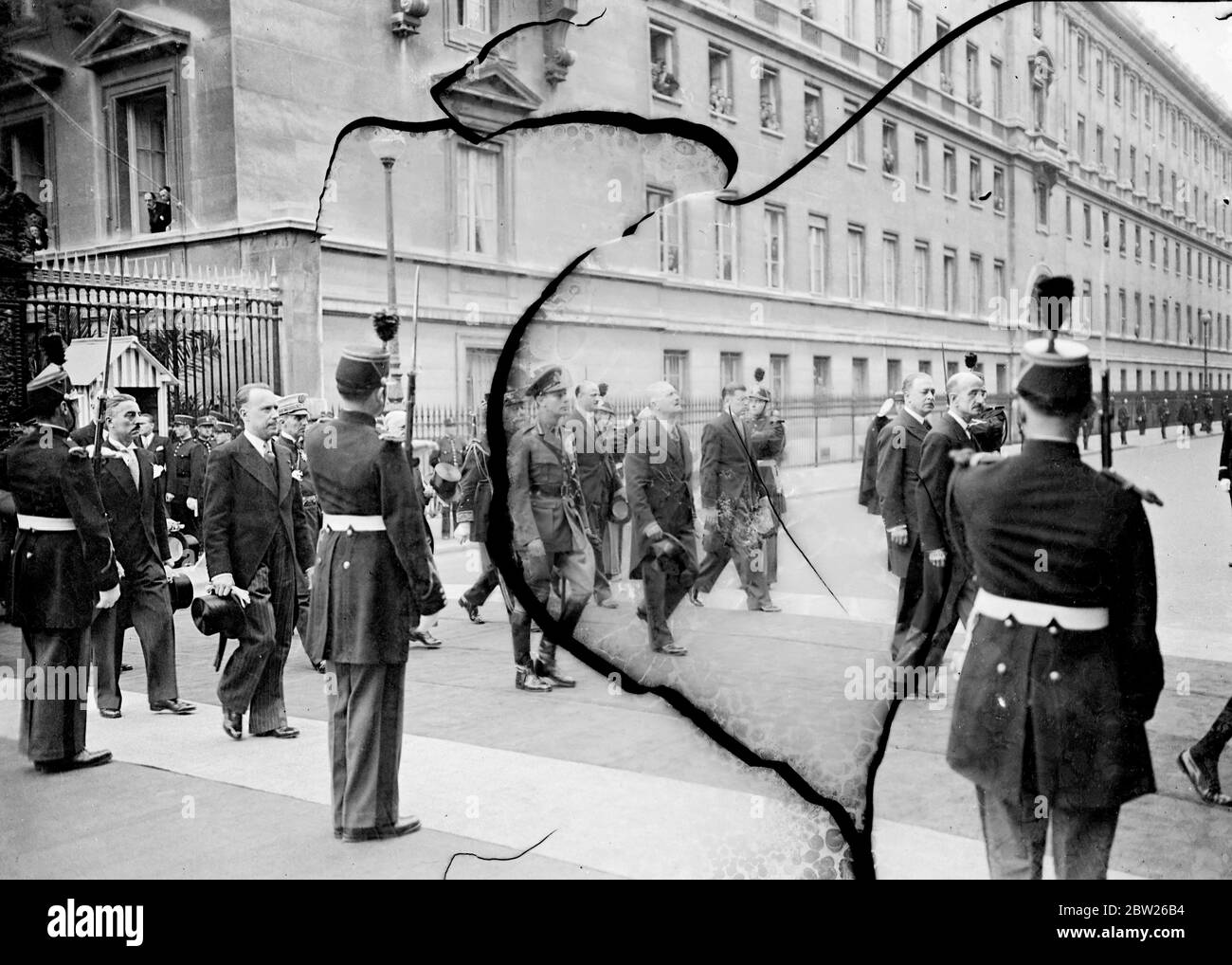 Le roi voit des armes françaises en parade à Versailles. Le roi, accompagné du président Lebrun, a passé en revue plus de 40,000 hommes de l'armée française, y compris des divisions cavalerie, mécanisée et coloniale, lors d'un défilé en son honneur à Versailles, Paris. Au cours d'une revue, 600 avions ont survolé. Après la revue. Le Roi a été invité d'honneur lors d'un déjeuner à la Galerie des glaces du Château de Versailles. Photos, le roi à la revue avec le président Lebrun (à droite). 21 juillet 1938 Banque D'Images