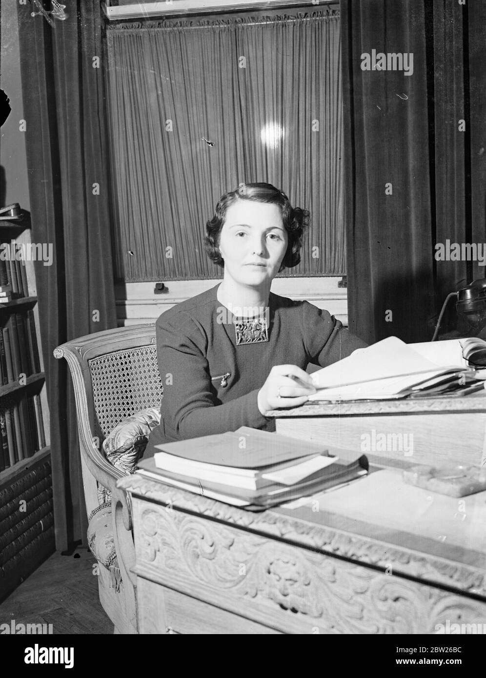 « lumière de tête » de la scène avant qu'elle n'ait 30 ans. Femme contrôle pour les théâtres. Pas encore 30, mais avec 15 ans d'expérience de la scène, Mlle Ena Lovell est directrice de sa propre société de production théâtrale qu'elle dirige de Londres. Il y a quelques années seulement, en tant que directrice générale d'une impressionnante bien connue, elle a organisé plus de 150 spectacles dans les provinces et une demi-douzaine dans le West End de Londres. Mlle Lovell contrôle trois théâtres de son choix et est sur le point de reprendre la location d'un théâtre à Londres. En outre, elle supervise personnellement ses propres productions. À une période de sa carrière, Mlle Lo Banque D'Images