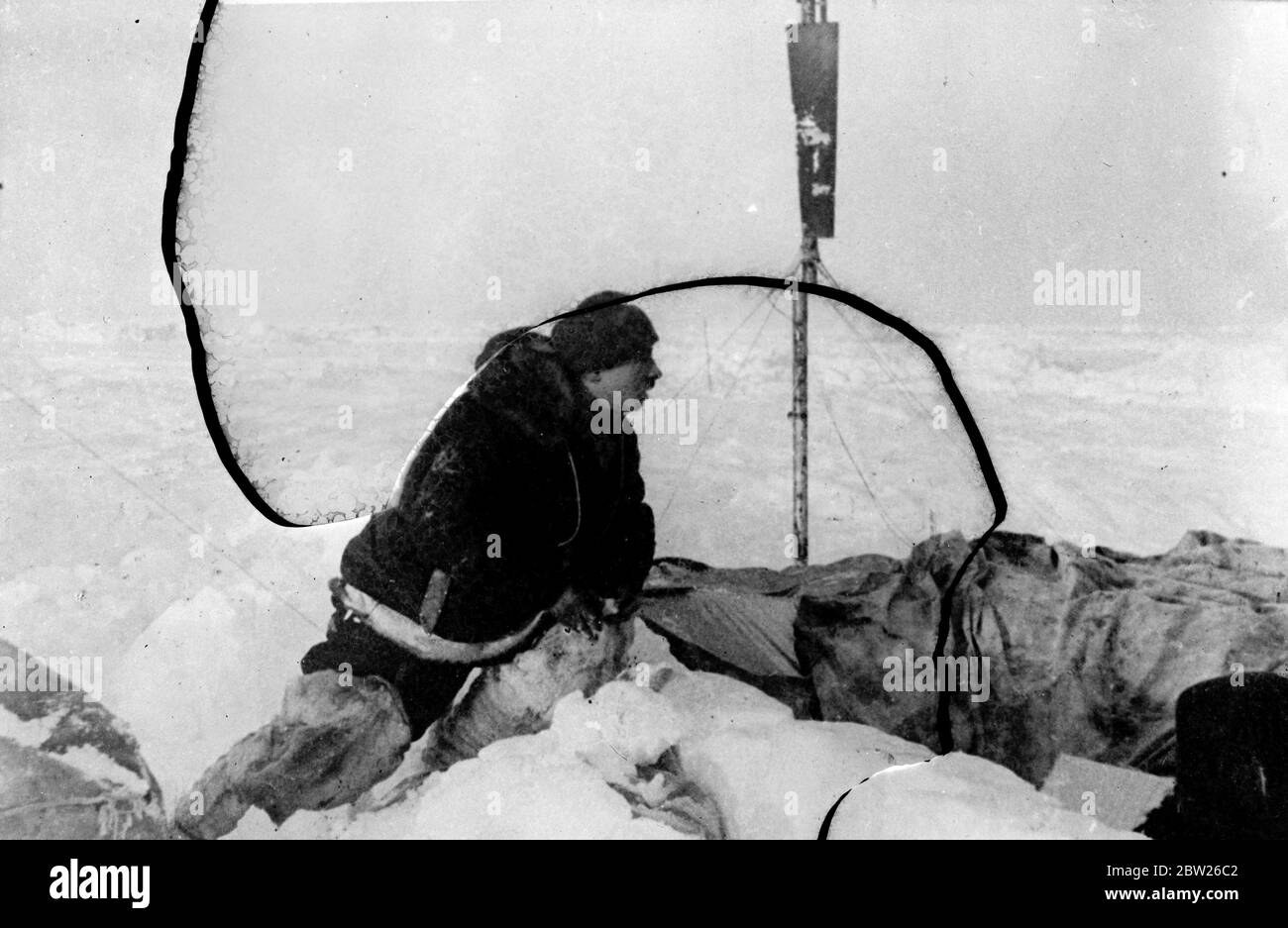 Tout d'abord, une photo exclusive du sauvetage de l'expédition du pôle Nord de leur floe de glace. Ces photos, qui venait d'arriver à Londres, les premières (et exclusives) photos du sauvetage des quatre scientifiques russes et de leur chien, Jolly, de la petite banquise après avoir dérivé pendant neuf mois du pôle Nord vers la côte du Groenland. Les scientifiques Ivan Papanin (chef), Ernest Krenkel (opérateur radio), Pyotr Shirshov (biologiste marin), Eugene Federov (astronome), ont été pris du camp de glace par les brise-glaces soviétiques 'Taimir' et 'Murman', alors que la glace s'effrite Banque D'Images Tout d'abord, une photo exclusive du sauvetage de l'expédition du pôle Nord de leur floe de glace. Ces photos, qui venait d'arriver à Londres, les premières (et exclusives) photos du sauvetage des quatre scientifiques russes et de leur chien, Jolly, de la petite banquise après avoir dérivé pendant neuf mois du pôle Nord vers la côte du Groenland. Les scientifiques Ivan Papanin (chef), Ernest Krenkel (opérateur radio), Pyotr Shirshov (biologiste marin), Eugene Federov (astronome), ont été pris du camp de glace par les brise-glaces soviétiques 'Taimir' et 'Murman', alors que la glace s'effrite Banque D'Images