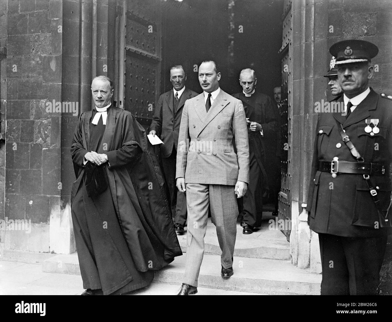 Le duc de Gloucester voit des vitraux au père à Winchester. Brisant sa visite des Clubs garçons dans le quartier du Hampshire le duc de Gloucester a visité la cathédrale de Winchester pour ispiquer les vitraux présentés par les Américains en hommage à son père, le roi George V. le duc faisait sa visite en tant que président de l'Association nationale des Clubs garçons. Spectacles photo, le duc de Gloucester quittant la cathédrale avec le doyen. 25 juillet 1938 Banque D'Images