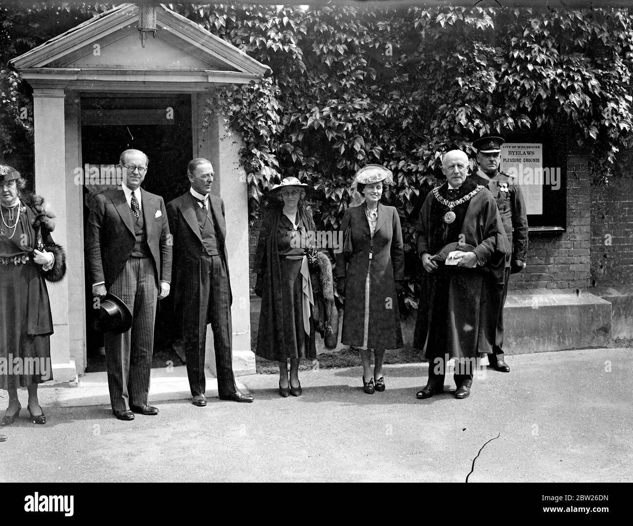 M. Joseph P Kennedy, ambassadeur américain, Dévoilée dans la cathédrale de Winchester, une vitrail qui a été donné à la cathédrale par les Américains en hommage à la vie et au caractère du roi George V. l'une des lumières contient une représentation de la figure à genoux du roi portant les robes de l'ordre de Le Garter'. La fenêtre est le travail de M. Hugh Easton. Des séances photo, M. Joseph P Kennedy (à gauche) avec lord Mottistone, Lord Lieutenant de Hampshire, et Mme Kennedy (à droite) avec le maire de Winchester, M. W P Richardson, devant le salon du maire après le déjeuner. 12 juillet 1938 Banque D'Images