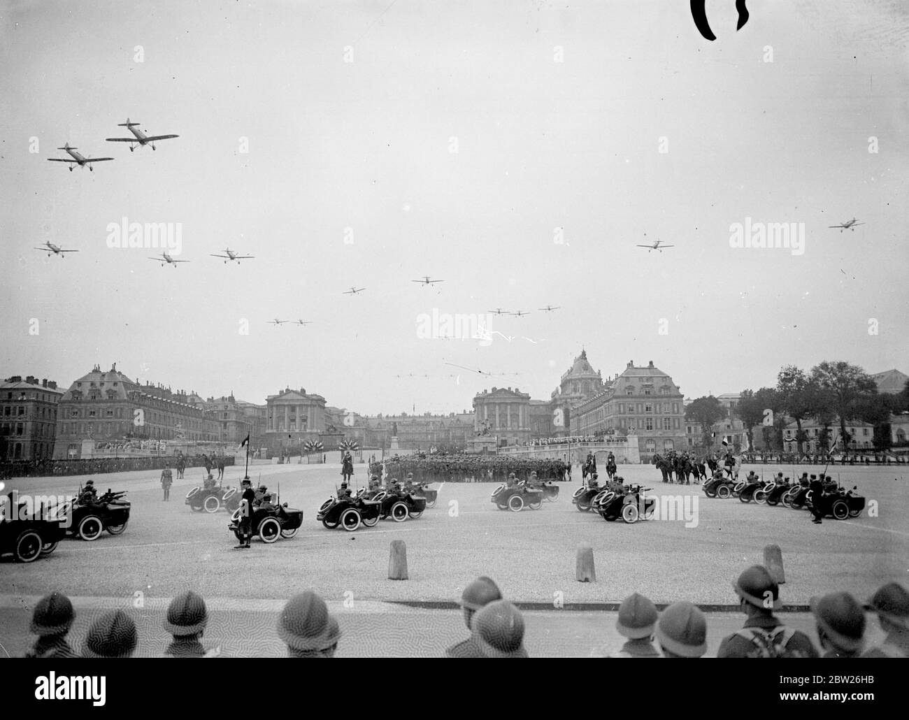 Les avions de guerre et les unités mécanisées de l'armée française passent en revue devant King. Le roi, accompagné du président Lebrun, a passé en revue plus de 50,000 hommes de l'armée française, y compris des divisions cavalerie, mécanisée et coloniale, lors d'un défilé en son honneur à Versailles, Paris. Au cours d'une revue, 600 avions ont survolé. Des expositions de photos, des avions de guerre français volant au-dessus de la tête comme mitrailleuses motorisées, ont été passées dans la revue à Versailles. 21 juillet 1938 Banque D'Images