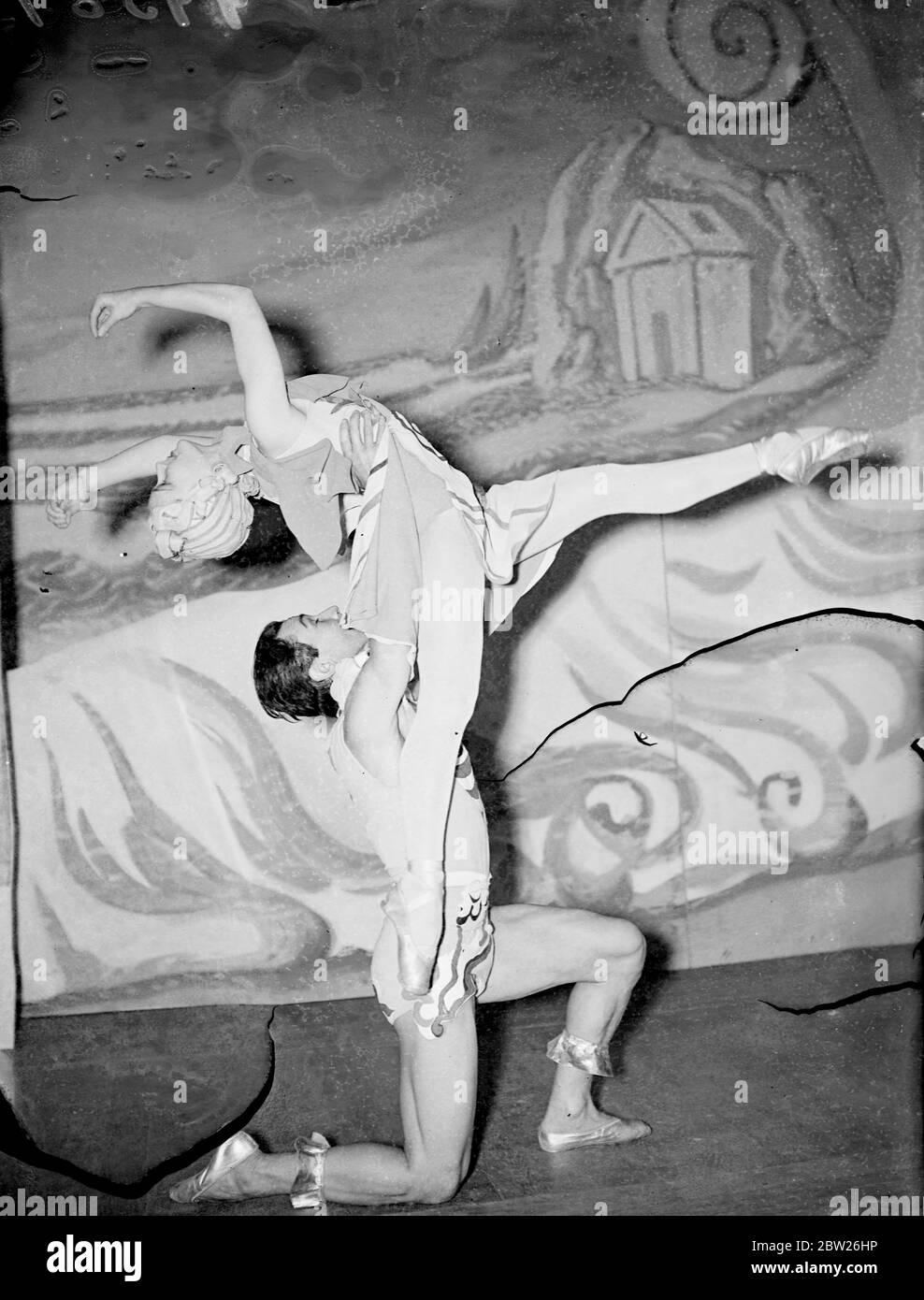 Le grec ancien est l'inspiration pour le nouveau ballet. David Lichine et Alexandra Denissova, « découverte » canadienne, dans l'une des danses de « Protee », le premier ballet de la saison actuelle du ballet russe à l'opéra de Covent Garden, à Londres. Lichine, qui danse 'Protee', réalise une ambition précoce en créant un ballet basé sur la mythologie grecque. 9 juillet 1938 Banque D'Images