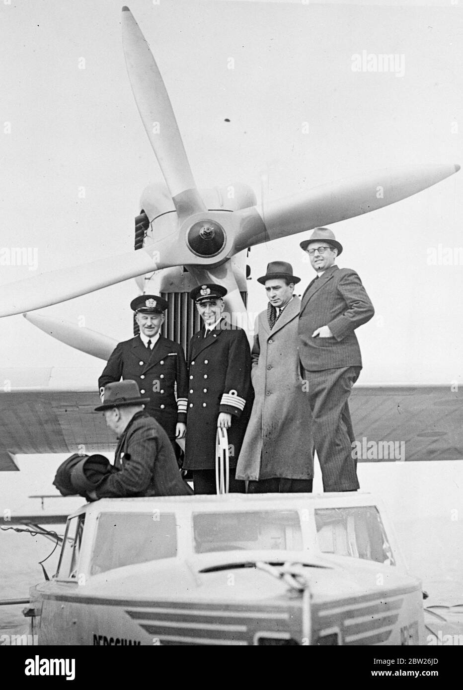 Dean vole à la recherche de nouvelles terres dans la mer du pôle Nord. Comme les aventures de l'ancien, mais en utilisant un avion au lieu d'un voilier, le Dr Lauge Koch a quitté Copenhague pour chercher de nouveaux terrains. Le Dr Koch fait son exploration en mer du Nord. Photos, le Dr Lauge Koch sur le bateau volant avant le début du vol. De gauche à droite, ADML Rechnitzer, commandant Grandjean, Dr Lauge Koch et Alsing Andersen, ministre de la guerre. 2 mai 1938 Banque D'Images Dean vole à la recherche de nouvelles terres dans la mer du pôle Nord. Comme les aventures de l'ancien, mais en utilisant un avion au lieu d'un voilier, le Dr Lauge Koch a quitté Copenhague pour chercher de nouveaux terrains. Le Dr Koch fait son exploration en mer du Nord. Photos, le Dr Lauge Koch sur le bateau volant avant le début du vol. De gauche à droite, ADML Rechnitzer, commandant Grandjean, Dr Lauge Koch et Alsing Andersen, ministre de la guerre. 2 mai 1938 Banque D'Images