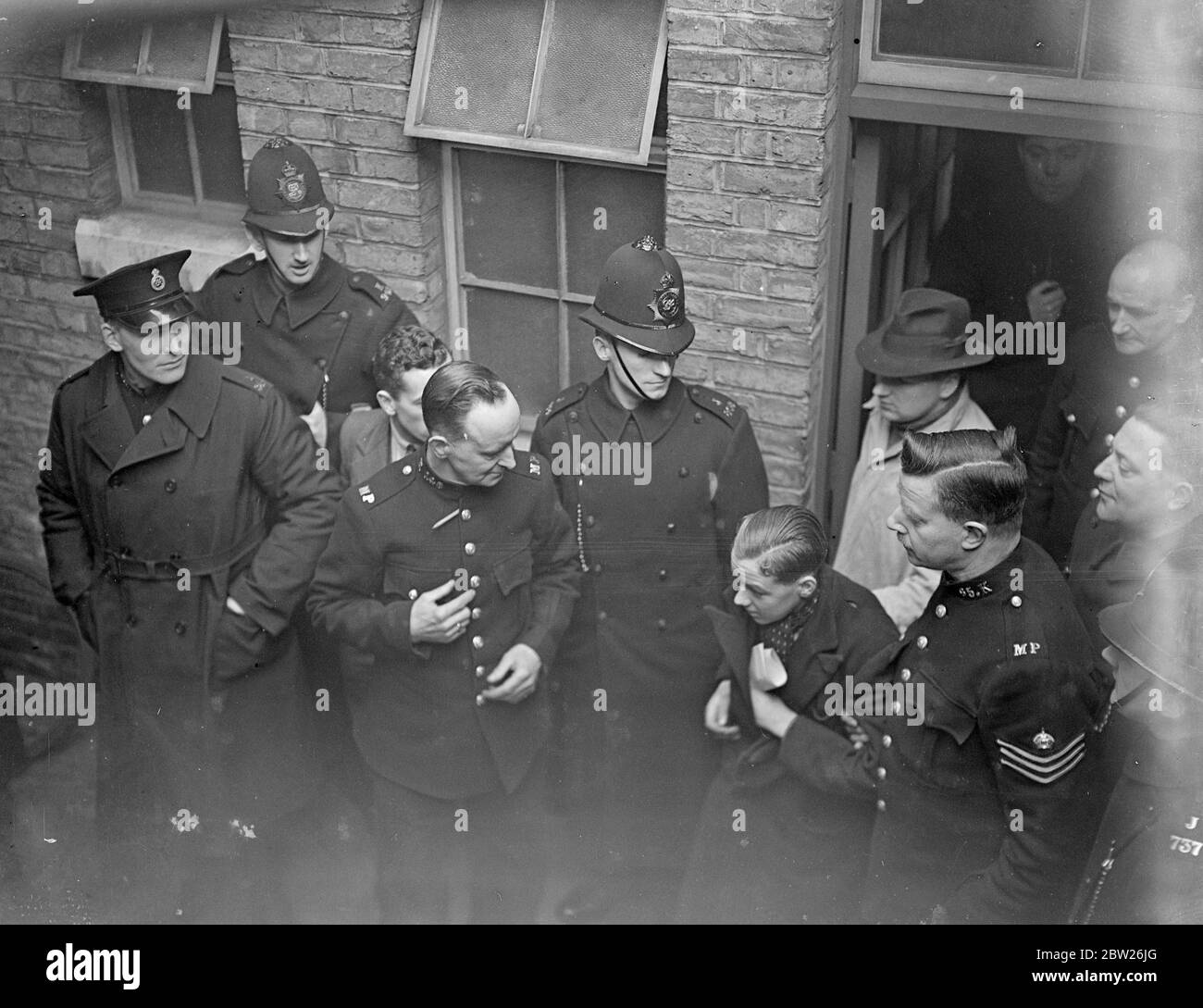 Deux soldats et un autre homme inculpés. Suite à la bataille de revolver à Barking. Deux soldats, un âgé de 16 ans, ont été réaffectés à Stratford Petty sessions, accusés de fusillades avec intention de meurtre sur des policiers. Ils ont été inculpés de Frederik George Clark, 21 ans, de Bethnal Green, d'argent exigeant avec menace d'Edgar Allvey de Archibald Street, Bow. Les soldats ont été décrits comme Andrew Vanderbury, 37 ans, de Mile End Road, et Reginald Eddie Kaye, 16 ans, de Rock Ferry, Cheshire, les troopeurs des 12e Lanciers, stationnés à Tidworth. Les charges suivent la bataille du revolver Banque D'Images