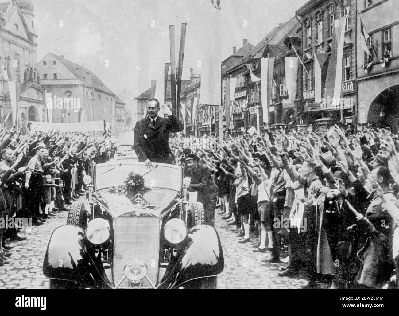 Henlein organise une démonstration géante comme counterblast au Sokol Festival. Herr Konrad Henlein, le dirigeant des Allemands des Sudètes de Tchécoslovaquie, a reçu un accueil enthousiaste lorsqu'une grande manifestation a été organisée à Chomutov, comme un contreblaste au Festival Sokol de Prague, sous le titre de "UN Festival de tous les Allemands". Parlant à 100, 000 personnes, Herr Henlein a déclaré: «Je suis heureux d'avoir été choisi par le destin pour transformer les Allemands des Sudètes d'un groupe racial obscur en la pierre angulaire de la politique européenne. Ils persécutent ceux qui sont loyaux et courageux, mais je crois que Sudeten Germa Banque D'Images