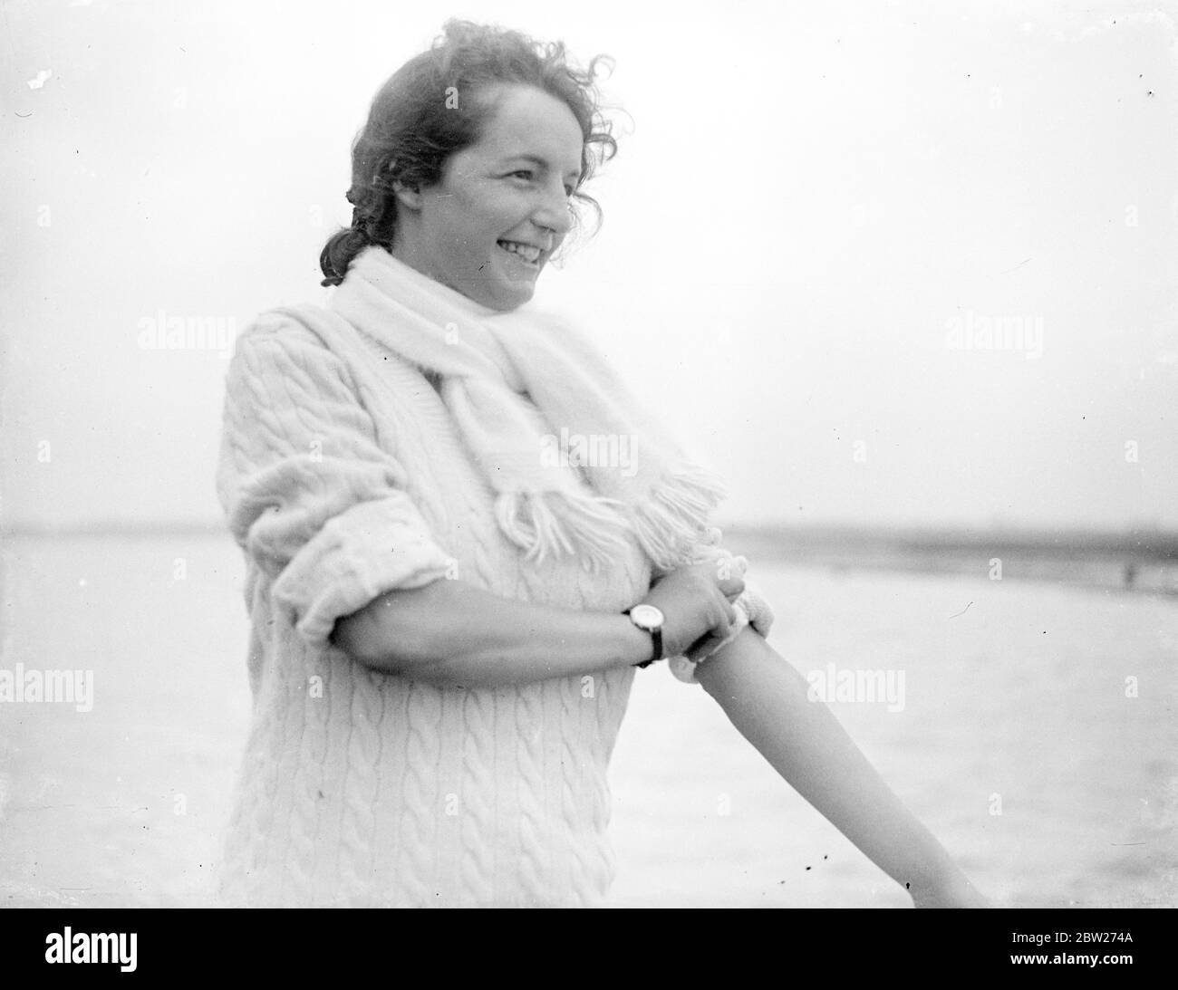 Mme Thompson (née Rita Parker) au bord de la mer. 1933 Banque D'Images