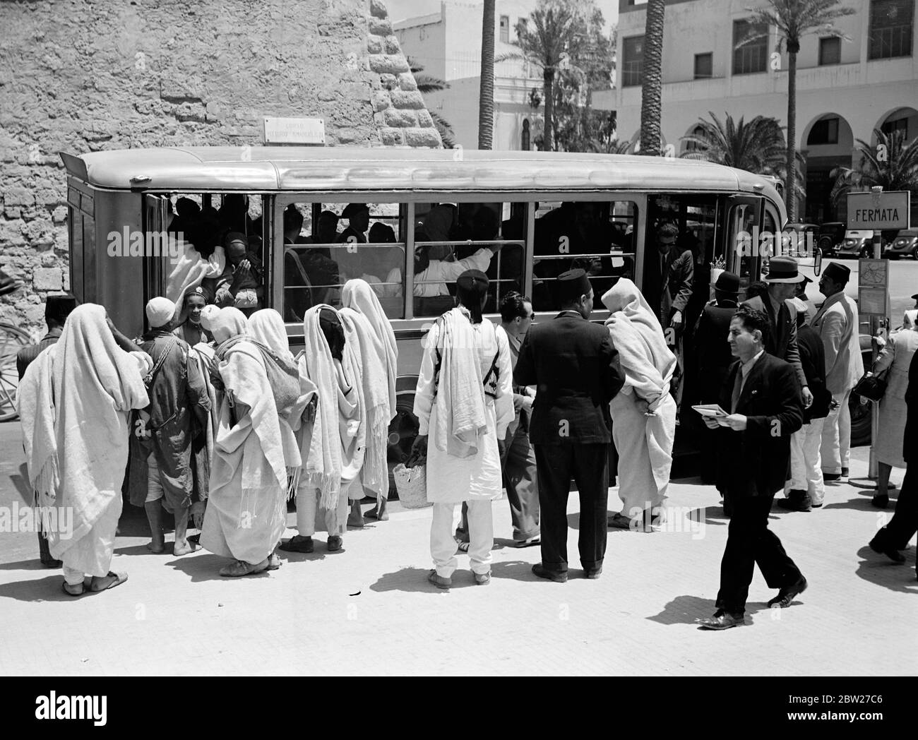 Tripoli. La marche du temps en Libye, un des autocars italiens extrêmement modernes qui transporte les Italiens et les Arabes à travers la ville et, sur quelques autoroutes excellentes, juste de l'autre côté du pays. Banque D'Images