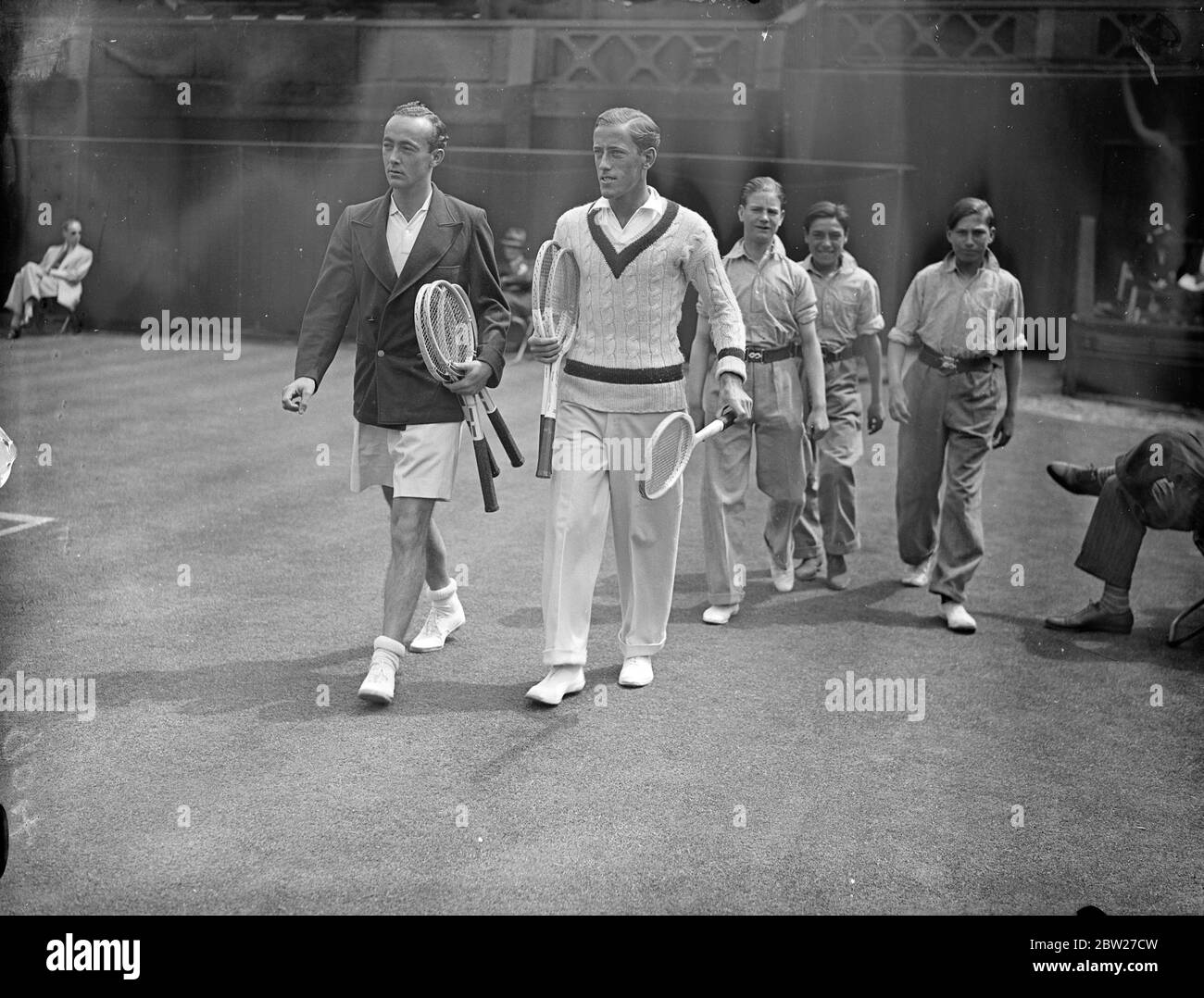 McGrath et Pallada se rencontrent sur le Centre court à Wimbledon. Vivian McGrath, d'Australie, et Josip Palada, de Yougoslavie, se sont réunis au troisième tour des célibataires masculins sur le Centre court à Wimbledon. Spectacles photo, McGrath (à gauche) et Pallada qui se promo sur le terrain. 24 juin 1937 Banque D'Images
