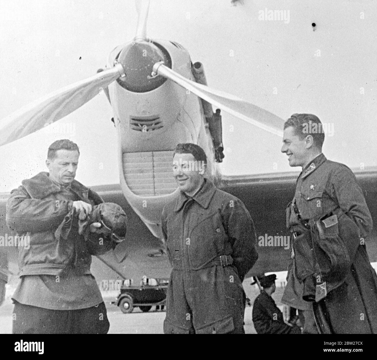 Trois aviateurs soviétiques Mikhall M. Gromov Major A.B.Yumaschev, et l'ingénieur S.A Danilin, sur le point de départir de l'aérodrome de Shchelkovo près de Moscou, ont atterri près de San Jacinto à 70 miles à l'est de Los Angeles après un vol au-dessus du pôle Nord pour battre le record mondial de longue distance. Les Russes ont volé 6625 miles en 61 heures sept minutes près de 1000 miles de mieux que le précédent record établi par Codos et Rossi de France. 15 juillet 1937. Banque D'Images Trois aviateurs soviétiques Mikhall M. Gromov Major A.B.Yumaschev, et l'ingénieur S.A Danilin, sur le point de départir de l'aérodrome de Shchelkovo près de Moscou, ont atterri près de San Jacinto à 70 miles à l'est de Los Angeles après un vol au-dessus du pôle Nord pour battre le record mondial de longue distance. Les Russes ont volé 6625 miles en 61 heures sept minutes près de 1000 miles de mieux que le précédent record établi par Codos et Rossi de France. 15 juillet 1937. Banque D'Images