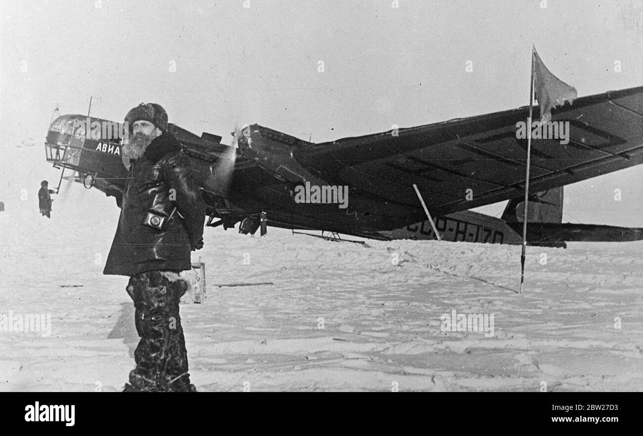 Ces photos, les premières jamais réalisées au pôle Nord, ont été prises par avion à Moscou et de là à Londres. L'expédition scientifique soviétique dirigée par le professeur Otto Schmidt a réussi à établir sur une banquise dans la nature gelée à partir de laquelle des informations scientifiques précieuses et des bulletins météorologiques réguliers sont maintenant envoyés par radio pour la première fois dans l'histoire. Le professeur Otto J. Schmidt, chef de l'expédition, avec l'un des monopans géants du parti au pôle Nord. 28 juin 1937 Banque D'Images Ces photos, les premières jamais réalisées au pôle Nord, ont été prises par avion à Moscou et de là à Londres. L'expédition scientifique soviétique dirigée par le professeur Otto Schmidt a réussi à établir sur une banquise dans la nature gelée à partir de laquelle des informations scientifiques précieuses et des bulletins météorologiques réguliers sont maintenant envoyés par radio pour la première fois dans l'histoire. Le professeur Otto J. Schmidt, chef de l'expédition, avec l'un des monopans géants du parti au pôle Nord. 28 juin 1937 Banque D'Images