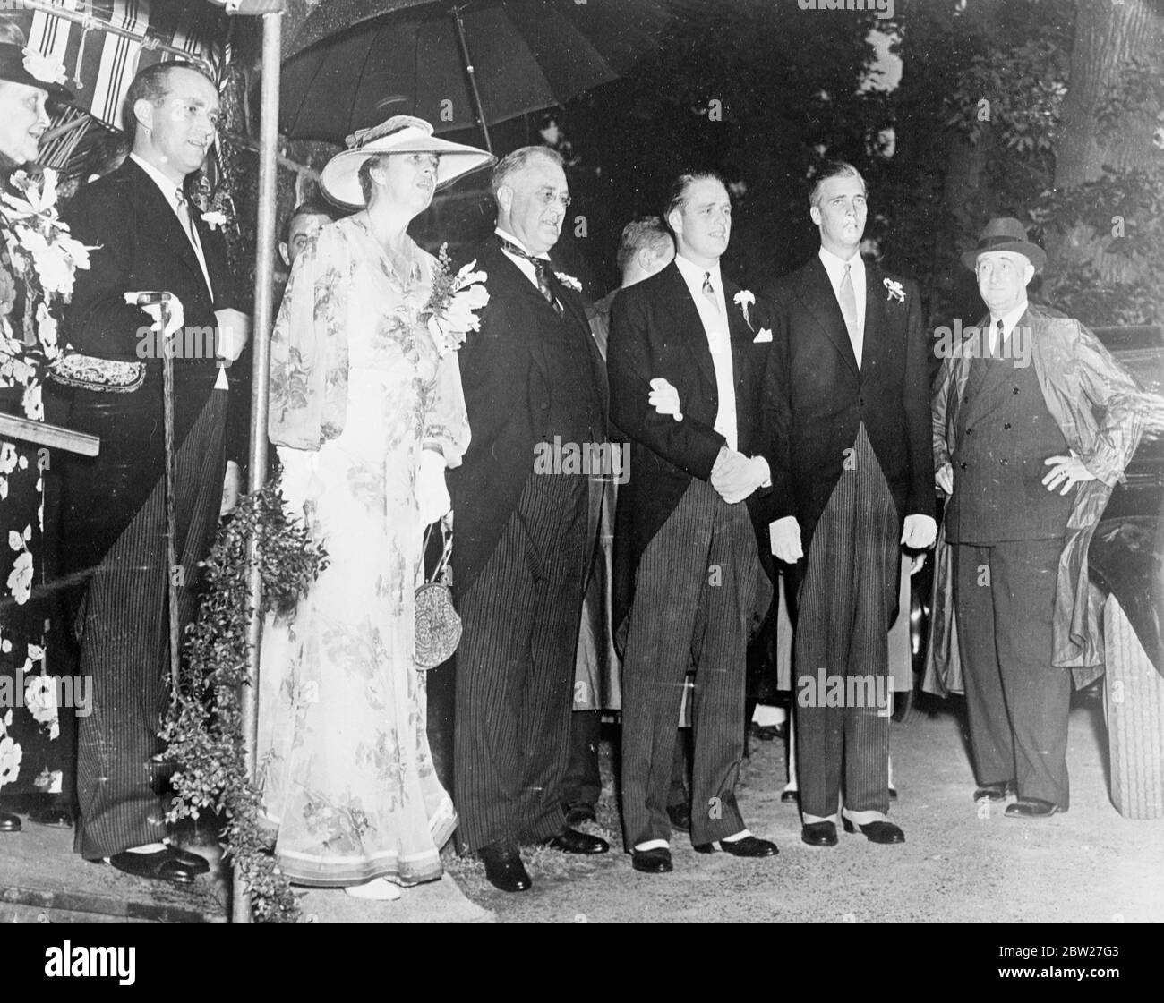 Le président Franklin D. Roosevelt avec sa famille lors du mariage de son fils. De gauche à droite : Mme Sara Delano Roosevelt; John Boettiger; Mme Roosevelt; le président Roosevelt; Elliott Roosevelt et John Roosevelt qui ont agi comme meilleur homme pour son frère. Le mariage de cent mille livres a lié les États-Unis deux familles les plus célèbres quand Franklin D. Roosevelt Jr a épousé Miss Ethel du Pont à Christchurch près de Greenville, Delaware. 8 juillet 1937 Banque D'Images