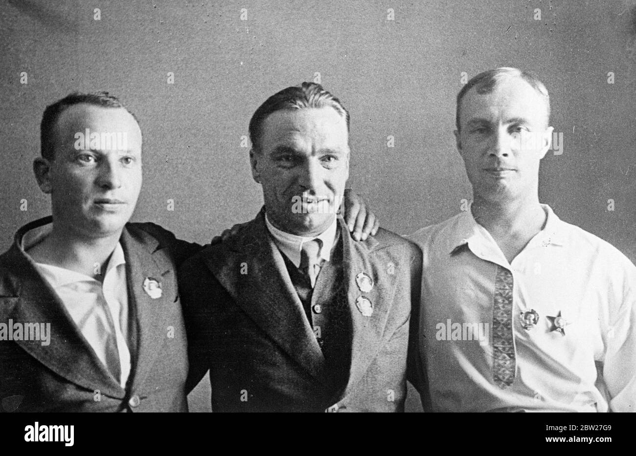 Des aviateurs soviétiques volent de Moscou, au-dessus du pôle Nord, vers l'Amérique. L'un des vols les plus dangereux de l'histoire de l'aviation a été accompli par trois aviateurs russes, Valerie Chkalov, George Baidukov et Alexander Belyakov, Qui a volé sans escale de Moscou à travers le pôle Nord à Vancouver, État de Washington, États-Unis, où ils sont descendus dans un brouillard dense sur les rives de la rivière Columbia. Les Flyers ont pris 65 heures 25 minutes en avion et ont parcouru environ 5200 milles. Ils sont arrivés à seulement 700 kilomètres de leur point d'arrivée prévu, San Francisco. Expositions de photos, de gauche à droite George Baidukov, Val Banque D'Images