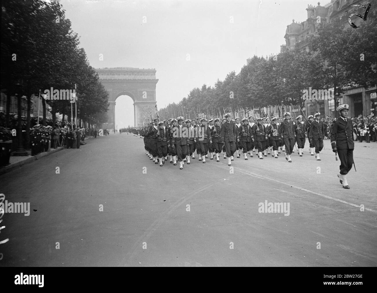 Ligne militaire les rues de Paris, commémorant le 148e anniversaire de la chute de la Bastille dans la révolution française, un million de travailleurs ont traversé Paris lors de la manifestation de juillet. 14 juillet 1937. Banque D'Images