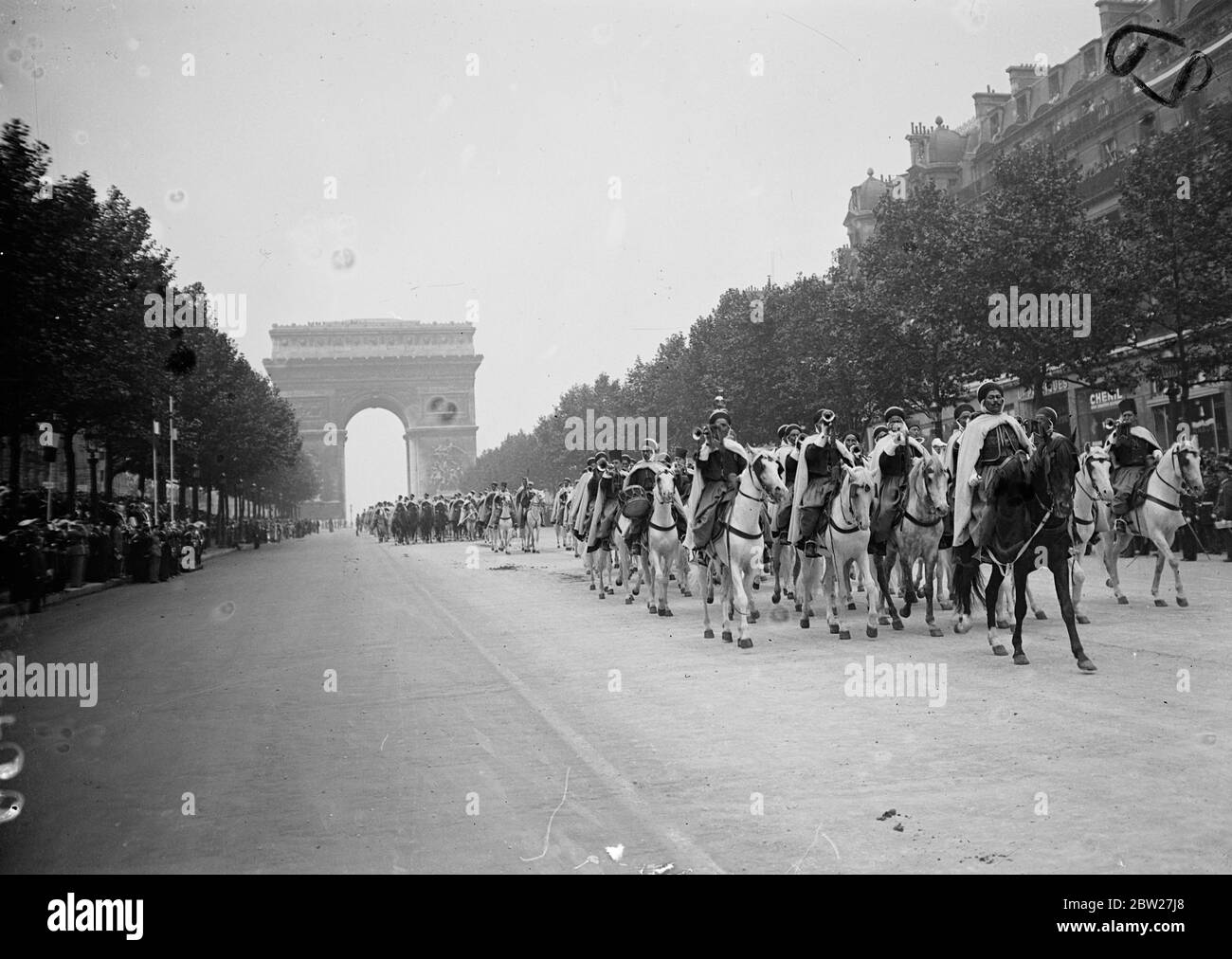 Ligne des Spahis algériens les rues de Paris, commémorant le 148e anniversaire de la chute de la Bastille dans la révolution française, un million de travailleurs ont traversé Paris lors de la manifestation de juillet. 14 juillet 1937. Banque D'Images