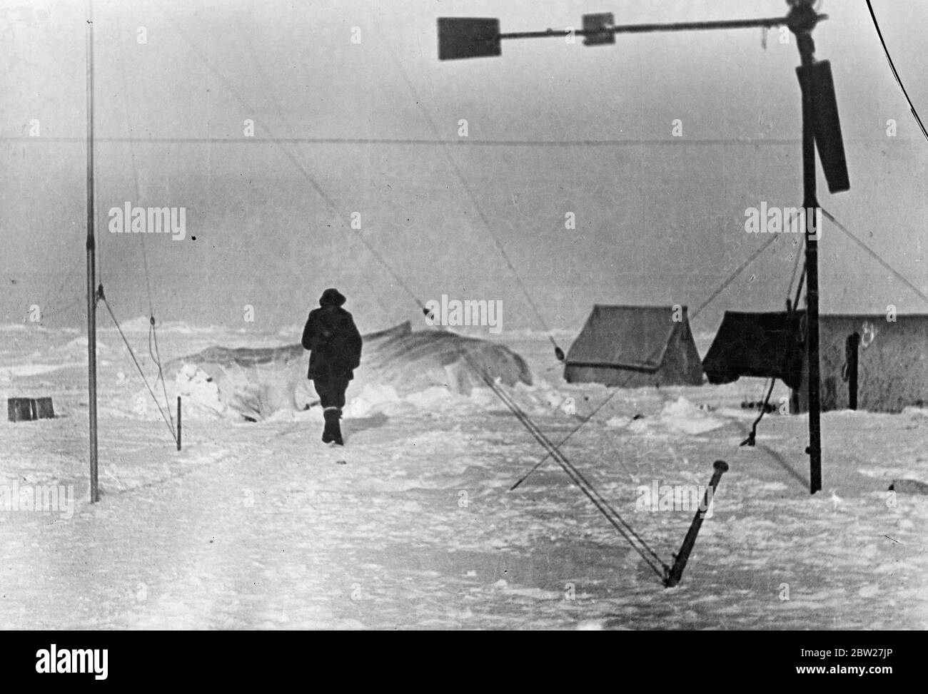 Ces photos, du pôle Nord, ont été prises par avion à Moscou et de là à Londres. L'expédition scientifique soviétique dirigée par le professeur Otto Schmidt a réussi à établir un village scientifique sur une banquise dans la nature gelée à partir de laquelle des informations scientifiques précieuses et des bulletins météorologiques réguliers sont maintenant envoyés par radio pour la première fois dans l'histoire. Le professeur Otto Schmidt, le chef de l'expédition au pôle Nord. La tente basse à gauche est une tente qui a été remplie de glace pour la rendre plus substantielle. 30 juin 1937 Banque D'Images Ces photos, du pôle Nord, ont été prises par avion à Moscou et de là à Londres. L'expédition scientifique soviétique dirigée par le professeur Otto Schmidt a réussi à établir un village scientifique sur une banquise dans la nature gelée à partir de laquelle des informations scientifiques précieuses et des bulletins météorologiques réguliers sont maintenant envoyés par radio pour la première fois dans l'histoire. Le professeur Otto Schmidt, le chef de l'expédition au pôle Nord. La tente basse à gauche est une tente qui a été remplie de glace pour la rendre plus substantielle. 30 juin 1937 Banque D'Images