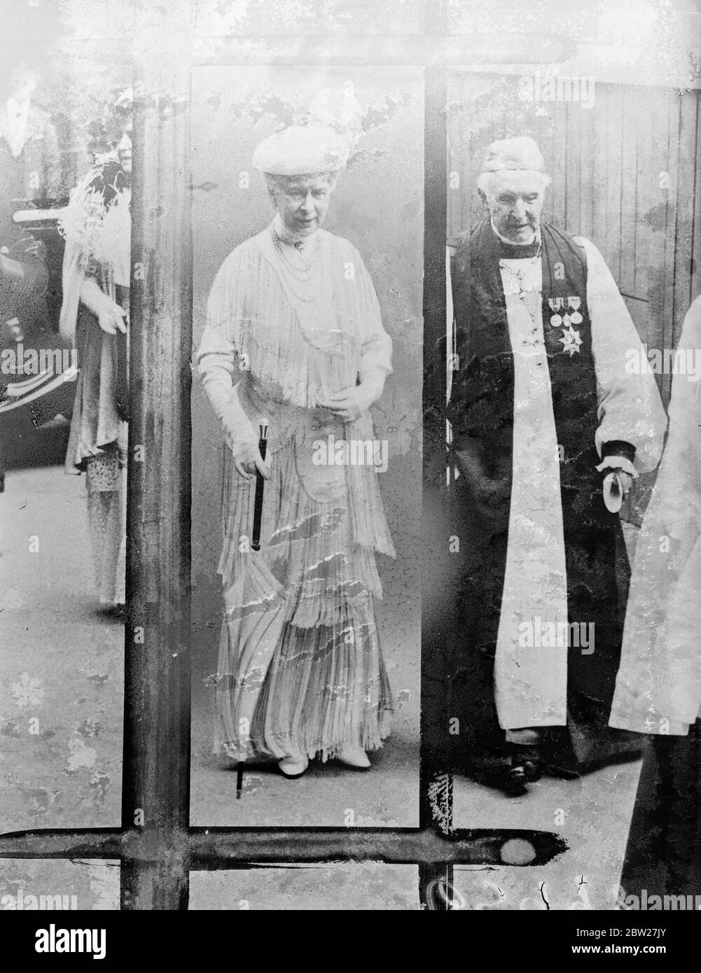 La reine Marie de Teck à la cérémonie de pose de la pierre de fondation de la Maison de l'Église qui occupera l'extrémité sud du chemin du doyen à côté de l'abbaye de Westminster, accompagnée de l'archevêque de Canterbury Cosmo Lang. 26 juin 1937 Banque D'Images