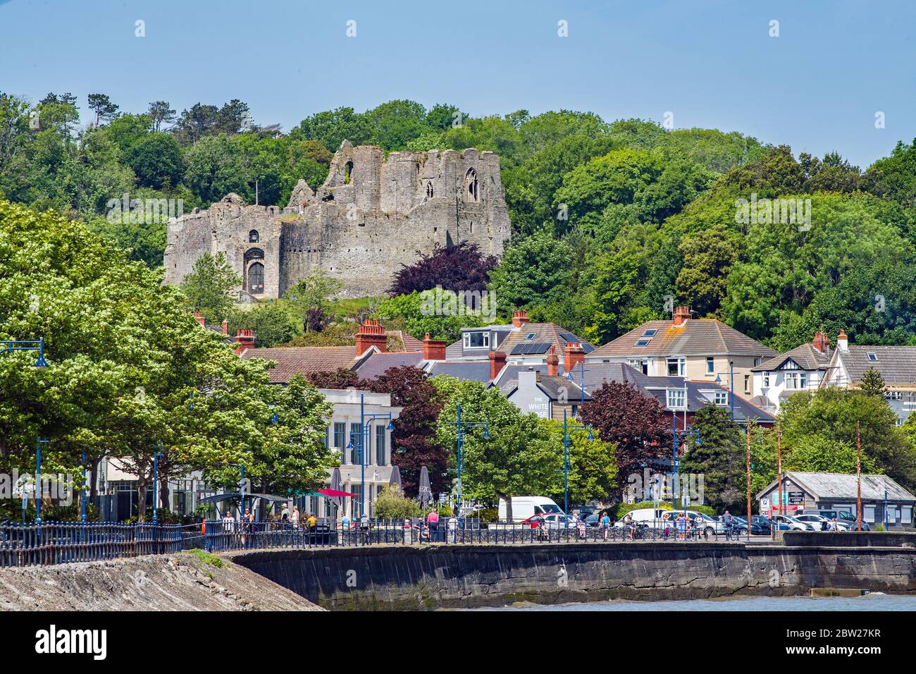 Château d'Oystermouth au-dessus du village d'Oystermouth dans la baie de Swansea, juste avant le village côtier de Mumbles. Banque D'Images