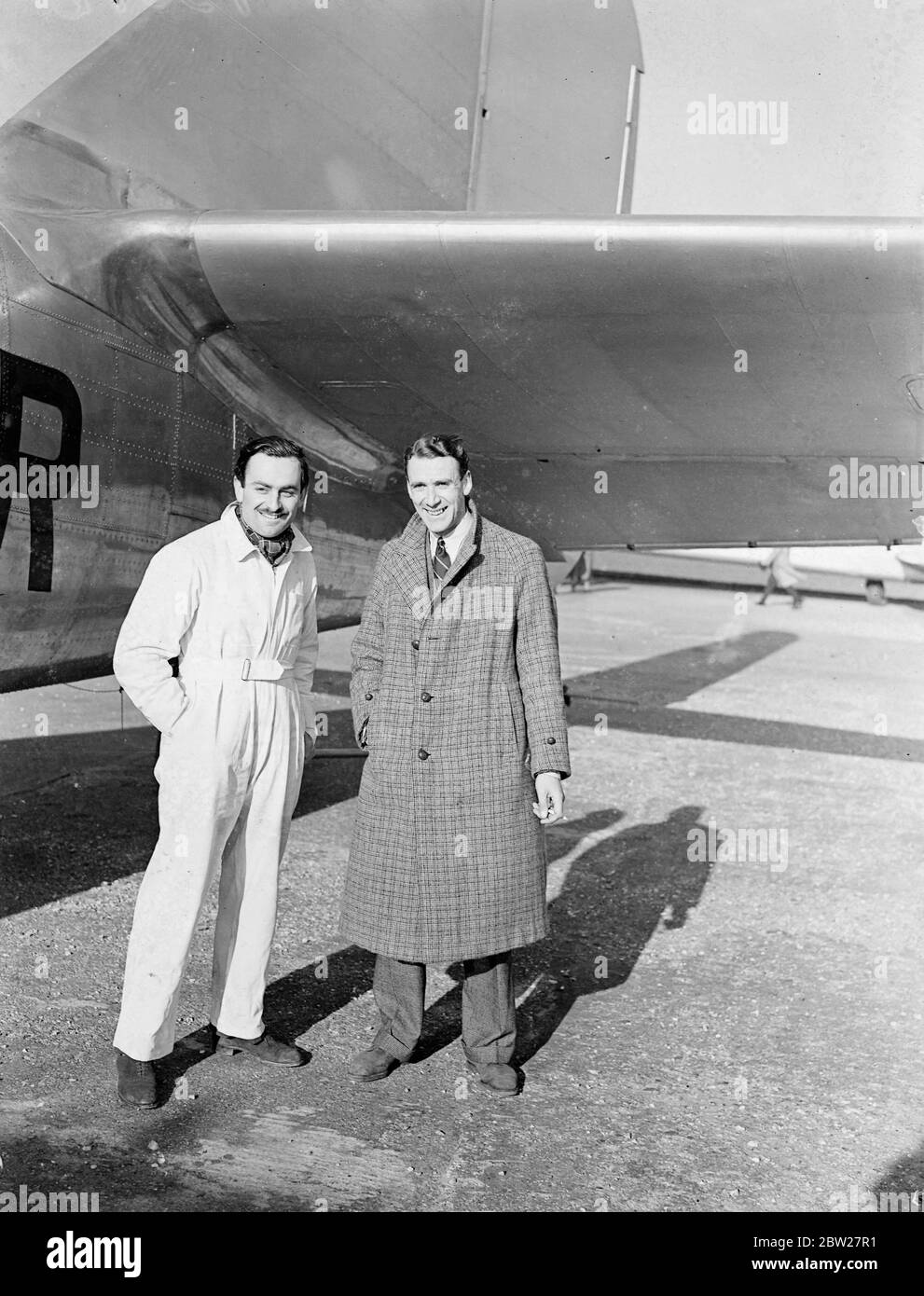 Le plus grand avion de ligne britannique fait son premier vol d'essai à Hamble. Vol à 50 miles par heure. Le plus grand avion de ligne de Grande-Bretagne, l'Armstrong Whitworth Ensign (G-ADSR), premier de la classe Ensign de 20 t, a effectué son premier vol d'essai à Hamble, Hampshire. Avec le vol Lt C K Turner Hughes comme pilote, l'avion géant a fait une série de tests de taxation et a ensuite pris le décollage. Le pilote dit qu'elle « se manipule merveilleusement et est très calme ». Le dorsal, qui peut accueillir 42 personnes, est alimenté par quatre moteurs développant un total de 3400 ch. Photos, les copilots après le vol d'essai, vol Lt C Turner Hughes Banque D'Images