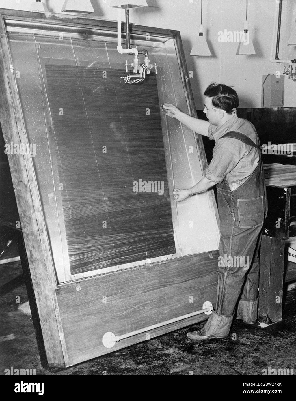 La plus grande caméra de traitement au monde pour le travail en couleur fonctionne sur rail. Occupe deux pièces, traitées à l'électricité. Une caméra de procédé géante pour le travail en couleur, considérée comme la plus grande au monde, a été installée à Cleveland, Ohio. Pour 5000 €, la caméra est si grande qu'elle occupe deux pièces. L'écran en verre de mise au point est situé dans une pièce et dans le reste de la caméra et dans l'autre. Les soufflets électriques fonctionnent sur une voie plus large qu'une voie ferroviaire standard. Le jeu utilisé est de 5 pieds carrés et est placé en position par électricité. Les soufflets de la caméra mesurent 5 pieds, 10 x 5' 6 pouces et peuvent Banque D'Images