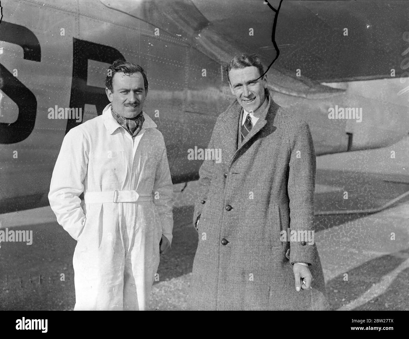 Le plus grand avion de ligne britannique fait son premier vol d'essai à Hamble. Vol à 50 miles par heure. Le plus grand avion de ligne de Grande-Bretagne, l'Armstrong Whitworth Ensign (G-ADSR), premier de la classe Ensign de 20 t, a effectué son premier vol d'essai à Hamble, Hampshire. Avec le vol Lt C K Turner Hughes comme pilote, l'avion géant a fait une série de tests de taxation et a ensuite pris le décollage. Le pilote dit qu'elle « se manipule merveilleusement et est très calme ». Le dorsal, qui peut accueillir 42 personnes, est alimenté par quatre moteurs développant un total de 3400 ch. Photos, les copilots après le vol d'essai, vol Lt C Turner Hughes Banque D'Images