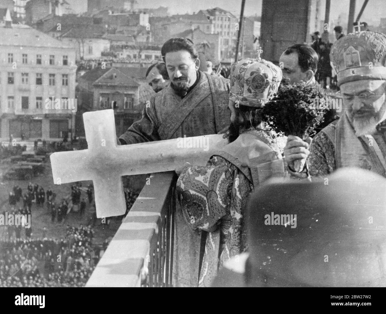 Croix de biais coulé dans le Danube, 'paix' entre l'église et l'état. La coulée annuelle de la croix de glace dans le Danube à Belgrade, en Yougoslavie, a eu une signification inhabituelle cette année. Pour la première fois, des membres de la garnison de Belgrade ont assisté à la cérémonie marquant la fin de la «guerre» entre l'Église orthodoxe et l'État au-dessus du Concordat du Vatican, qui est maintenant officiellement abandonnée par le gouvernement yougoslave. Le conflit a entraîné des émeutes dans tout le pays l'année dernière. Photoshows, le Metropolitan serbe, Mgr Dosity, qui jette la croix de glace dans le Danube depuis un pont à Belgrade. 22 janvier 1938 Banque D'Images