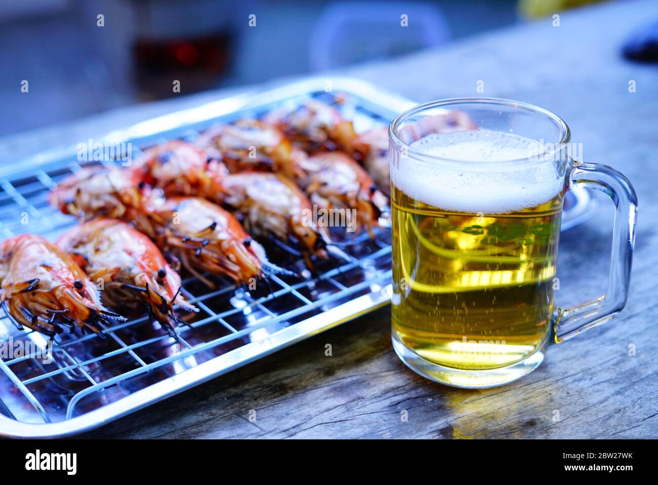 Crevettes grillées (crevettes géantes d'eau douce) au charbon de bois à la maison, lumière naturelle le soir. Bangkok, Thaïlande. Banque D'Images
