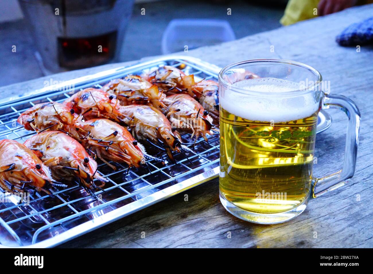 Crevettes grillées (crevettes géantes d'eau douce) au charbon de bois à la maison, lumière naturelle le soir. Bangkok, Thaïlande. Banque D'Images