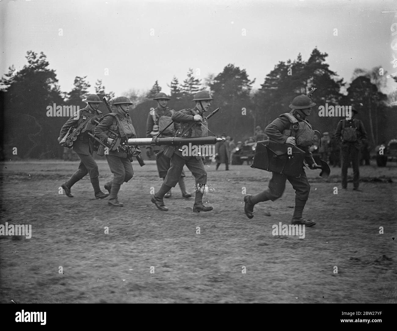 Les derniers équipements et entraînement de l'armée britannique ont été démontrés à Aldershot les derniers équipements et l'entraînement des détachements d'infanterie de l'armée britannique ont été démontrés par le 1er Batalion le South Staffordshire Regiment dans une série d'exercices au camp d'Aldershot, Hampshire. Des expositions de photos, une équipe de mortiers légère prête à passer à l'action. Le mortier léger de 3 pouces est capable de tirer 40 obus par minute. 21 janvier 1938 Banque D'Images