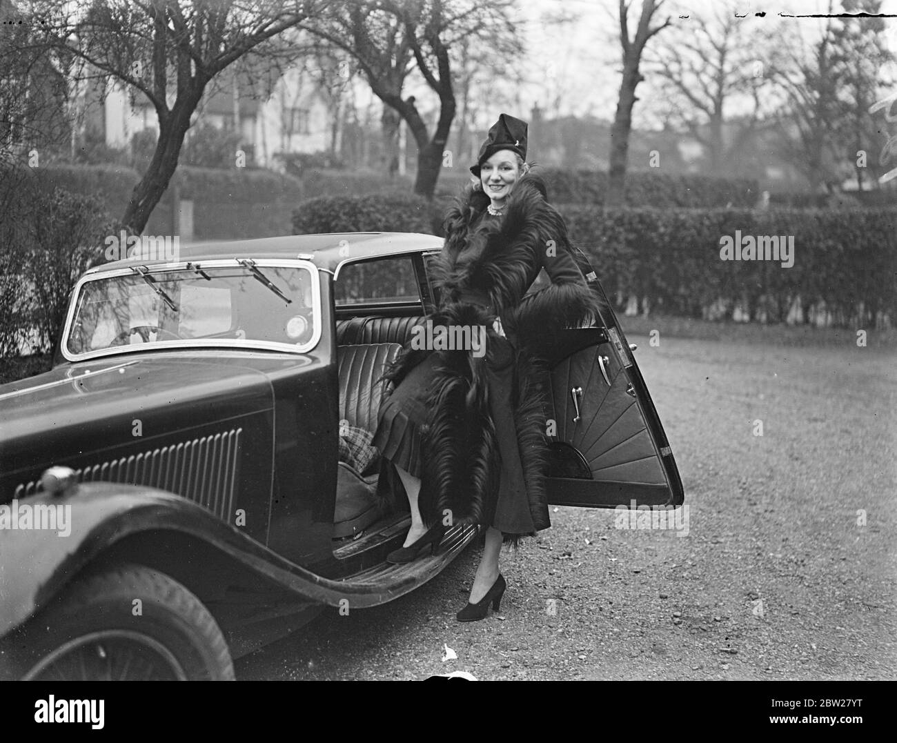 Marion Harris , chanteuse de cabaret, se rend à Windsor pour des procédures de faillite. Mlle Marion Harris, la chanteuse de cabaret, et autrefois l'une des plus grandes vaudeville interprètes des États-Unis, a quitté son domicile de Londres pour comparaître à la Cour des faillites de Windsor avec des dettes de Â 2,129 £ et des actifs nuls. Les procédures ont été ajournées en novembre dernier pour lui permettre de retourner aux États-Unis pour voir sa grand-mère, qui était aveugle. Mlle Harris, qui a obtenu un grand succès dans l'est, a dit qu'elle veut gagné Â £ 600 par semaine, mais qu'il est impossible de sauver et de garder au sommet des arbres Banque D'Images