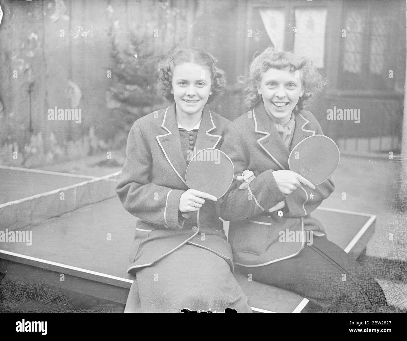 L'équipe AMÉRICAINE de tennis de table est arrivée pour les championnats du monde. L'équipe de tennis de table des États-Unis qui doit participer aux prochains championnats du monde à Londres, est arrivée à Southampton sur le paquebot 'Aquitania'. Photos, de gauche à droite, Betty Henry et Mildred Wilkinson. 19 janvier 1938 Banque D'Images
