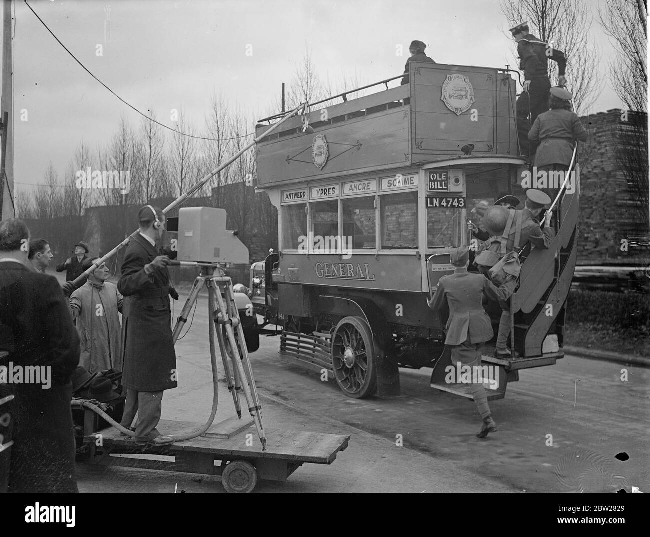 Célèbre bus de guerre télévisé à l'occasion du transport à Chiswick. Les bus londoniens, des vieux véhicules tirés par des chevaux à 'Old Bill' et aux léviathans modernes, qui peuvent accueillir plus de 60 personnes, ont été télédiffusés dans un 'Pageant of transport' au dépôt de Chiswick du transport londonien. Les bus, qui étaient habités par des hommes en costume approprié, ont été transportés du musée du transport de Londres. Des photos, 'Old Bill', le bus qui transporta des milliers de troupes britanniques pendant la grande guerre, étant télévisé à Chiswick. 14 janvier 1938 Banque D'Images