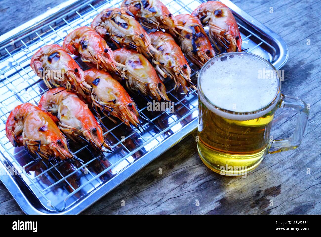 Crevettes grillées (crevettes géantes d'eau douce) au charbon de bois à la maison, lumière naturelle le soir. Bangkok, Thaïlande. Banque D'Images