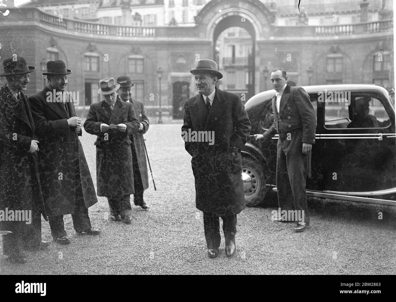 Le premier ministre français démissionne, refuse de former un nouveau Cabinet. La France est sans gouvernement, suite à la démission soudaine du ministère de M. Camille Chautemps. M Chautemps a refusé l'invitation du Président Lebrun de former un nouveau gouvernement. Le Cabinet a été mis fin lorsque les ministres socialistes ont annoncé leur démission. On pense aussi que le Front populaire est maintenant terminé. Des séances photo, M Camille Chautemps, quittant le Palais de l'Elysée après avoir rejeté l'invitation du Président de former un nouveau gouvernement. 14 janvier 1938 Banque D'Images