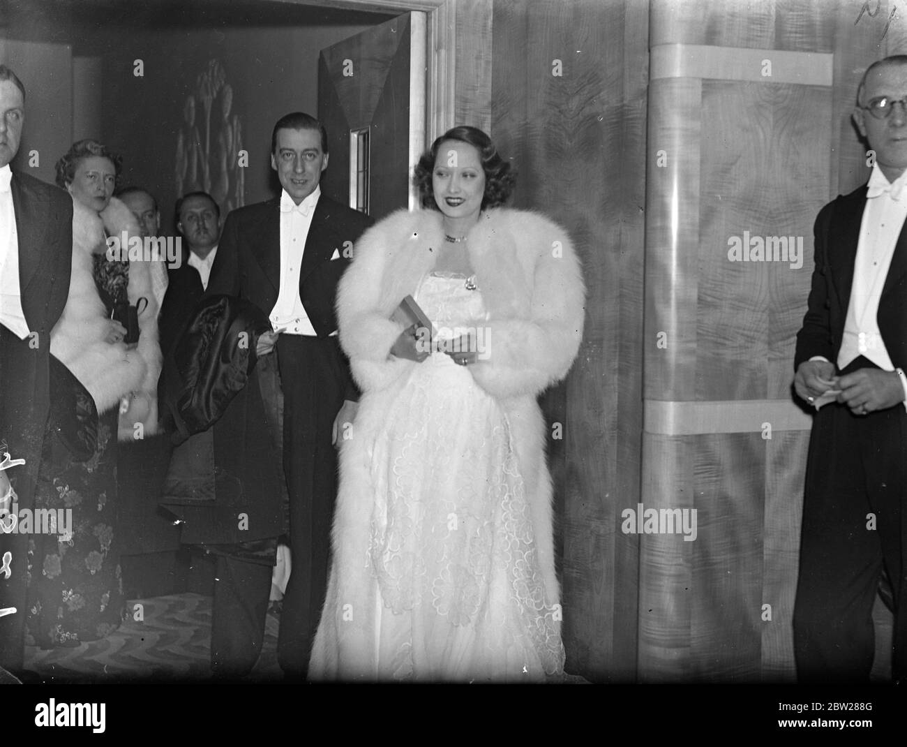 Merle Oberon à la première de son nouveau film, malgré la forme de l'évanouissement. Merle Oberon , a assisté à la première de son nouveau film 'Divorce of Lady X'at the Odeon, Leicester Square, en dépit du fait qu'elle s'était évanouie plus tôt dans la journée en travaillant sur un nouveau film aux studios Denham. Elle a dû être prise à la maison de Denham. Spectacles photo, Merle Oberon arrive pour le Premier. 6 janvier 1938 Banque D'Images