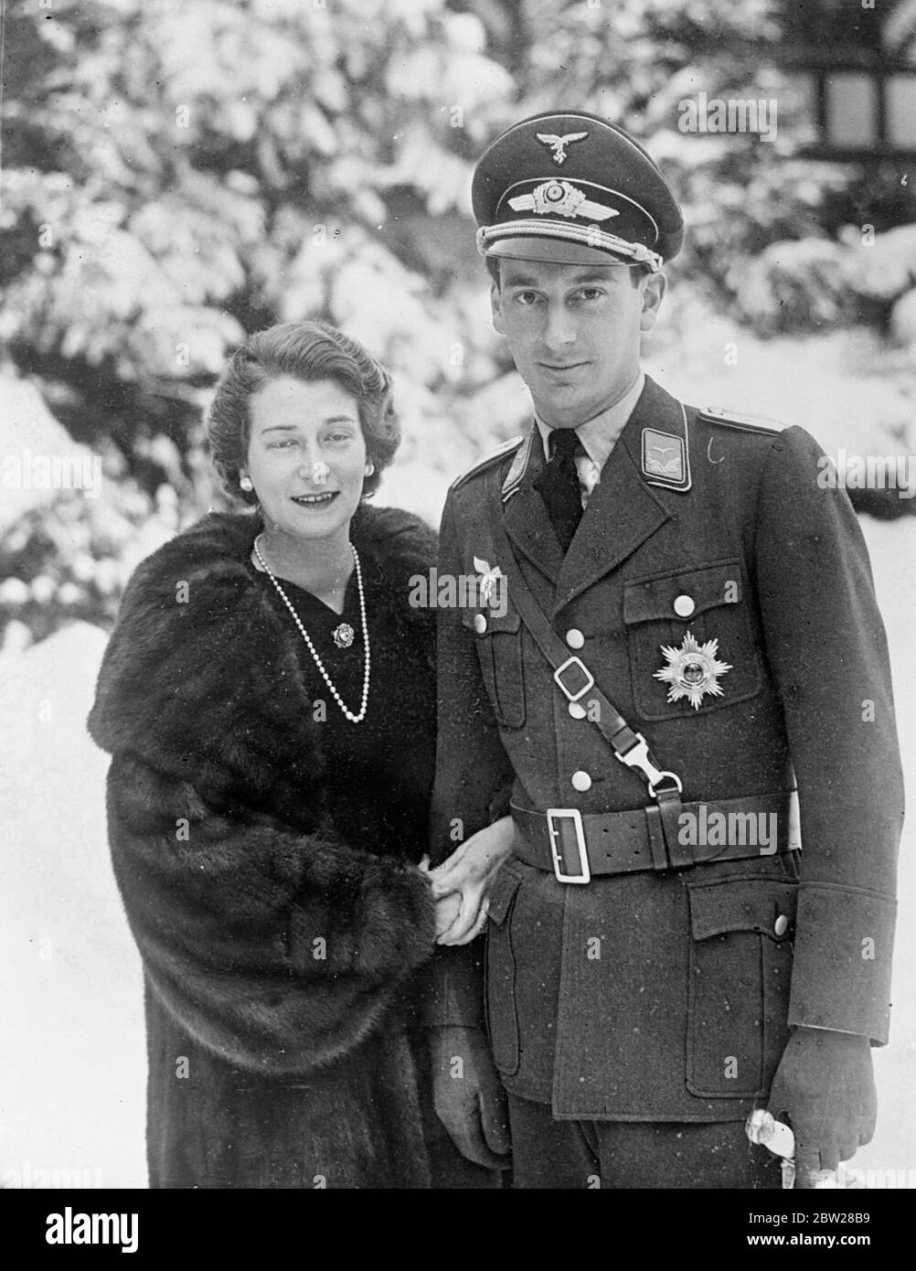 La Grande duchesse russe, cousine de la duchesse de Kent, et sa fiancée allemande. La dernière photo de la Grande duchesse Kyra de Russie, cousine de la duchesse de Kent, et de son fiancé allemand, le prince Louis Ferdinand de Prusse, deuxième fils de l'ancien prince héritier. Leur engagement a été annoncé récemment. La Grande Duchesse est la fille du Grand-Duc Kyril de Russie, et fut une demoiselle d'honneur au mariage du Duc et de la Duchesse de Kent. Sur cette photo, le prince Louis Ferdinand porte son uniforme nazi. 7 janvier 1938 Banque D'Images