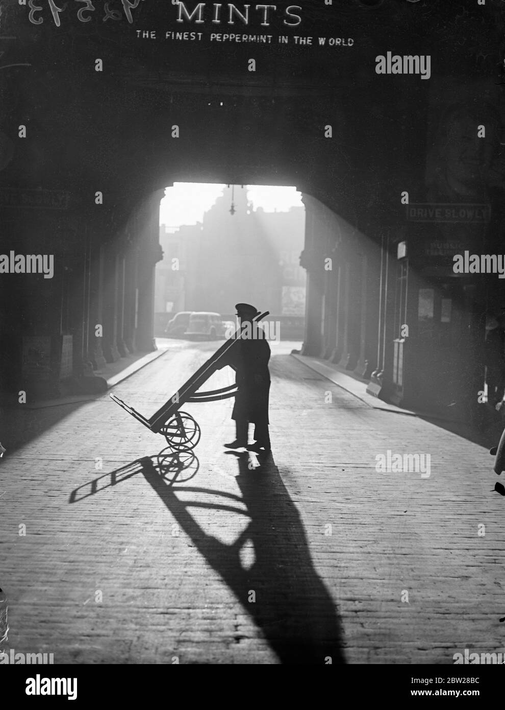 Le soleil brille sur janvier Londres. Le soleil de Shah pénétrant dans le métier de la gare de St Pancras quand les rayons chauds donnèrent à Londres un avant-goût de printemps. 7 janvier 1938 Banque D'Images