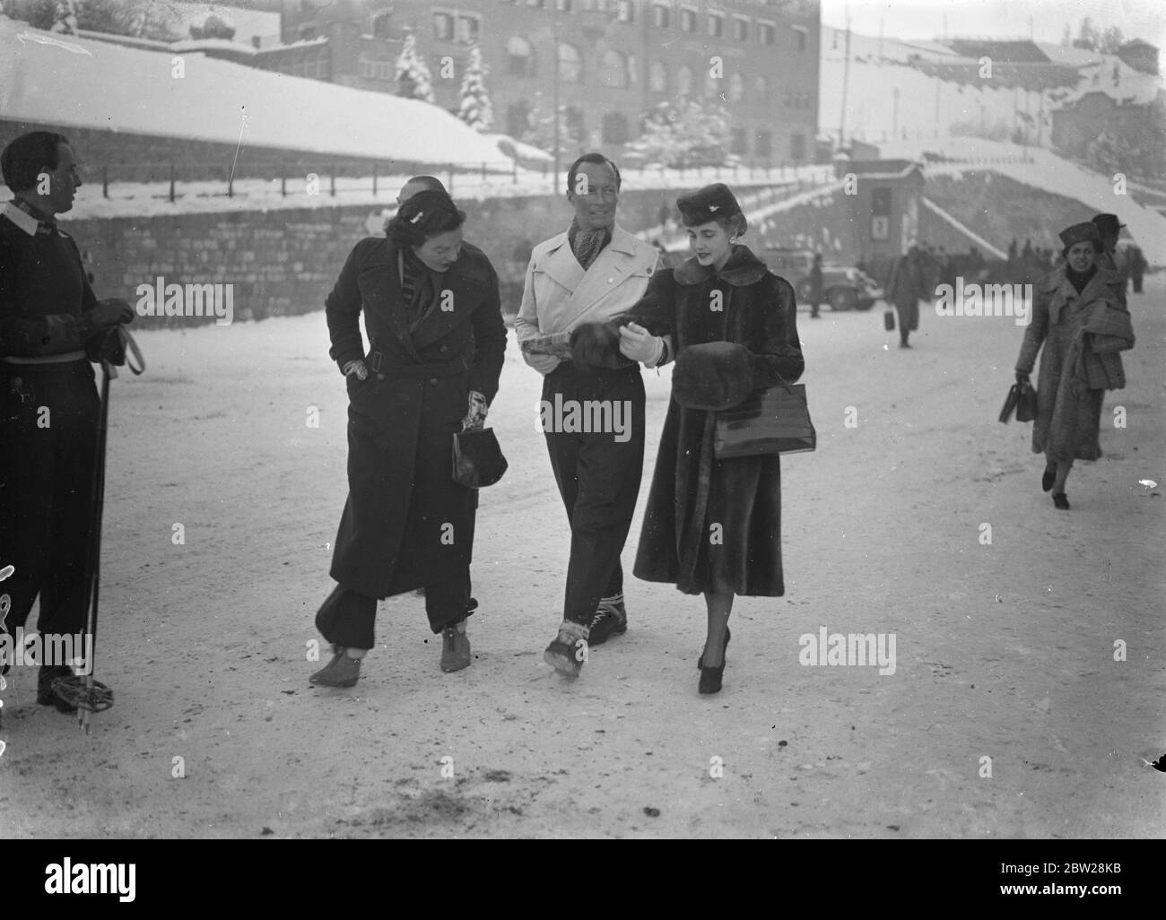 La comtesse Haugwitz Reventlow à St Moritz après avoir renoncé à la nationalité américaine. La comtesse Barbara Haugwitz Reventlow (l'ancienne héritière Barbara Hutton, Woolworth) passe maintenant des vacances sportives d'hiver avec son mari à St Moritz, en Suisse, après une visite mystère en Amérique au cours de laquelle elle a renoncé à sa nationalité américaine. Le tribunal du comte Haugwitz Reventlow était à St Moritz avec leur fils bébé, lance, quand sa femme a visité les États-Unis. Expositions de photos, Comte court et comtesse Barbara Haugwitz Reventlow (à droite) avec des amis à St Moritz. 25 décembre 1937 Banque D'Images