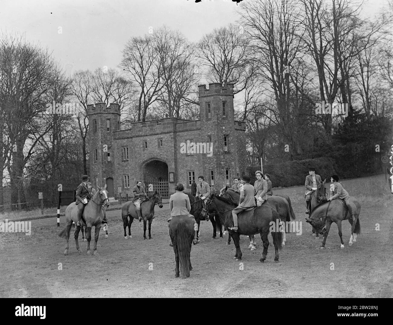 Rallye poney avec le château d'Arundel comme arrière-plan. Dans le cadre pittoresque du château d'Arundel, demeure ancestrale du duc de Norfolk dans le Sussex, le Cowdrey Pony Club a organisé un rassemblement de poney sur le site commun de Whiteway pour les enfants. Ces rassemblements sont donnés pour enseigner aux enfants l'étiquette de chasse. Expositions de photos, le rassemblement de poney pour enfants sur Whiteway's Common, près d'Arundel, Sussex. En arrière-plan est vu la porte du château d'Arundel. 29 décembre 1937 Banque D'Images