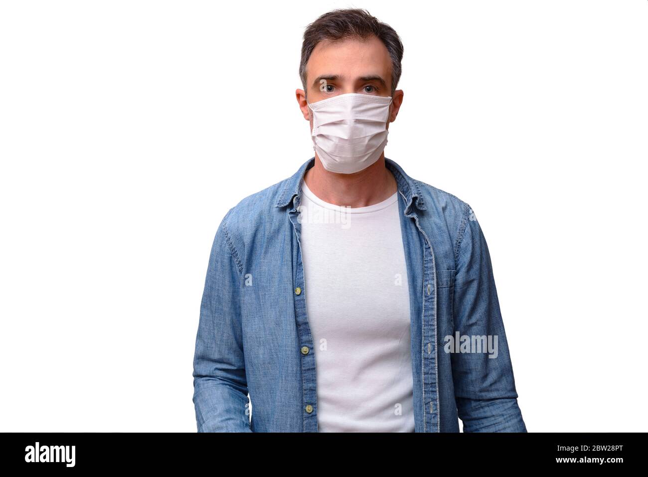 Décontracté adulte homme avec masque de visage regardant vers l'avant moitié corps isolé blanc Banque D'Images