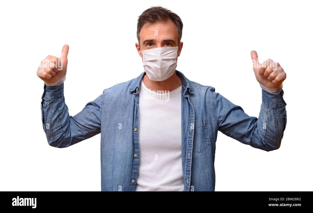 Homme adulte décontracté avec masque facial et gants de protection regardant vers l'avant moitié corps avec mains levées faisant un geste ok avec les deux mains isolées blanc Banque D'Images