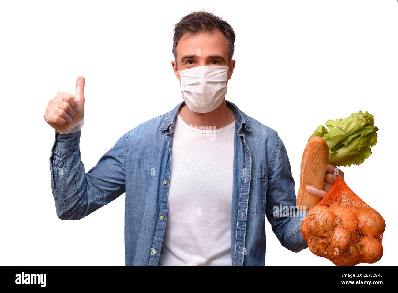 Homme protégé avec masque et gants avec main avec ok geste acheter avec la nourriture sur sa main isolé blanc Banque D'Images