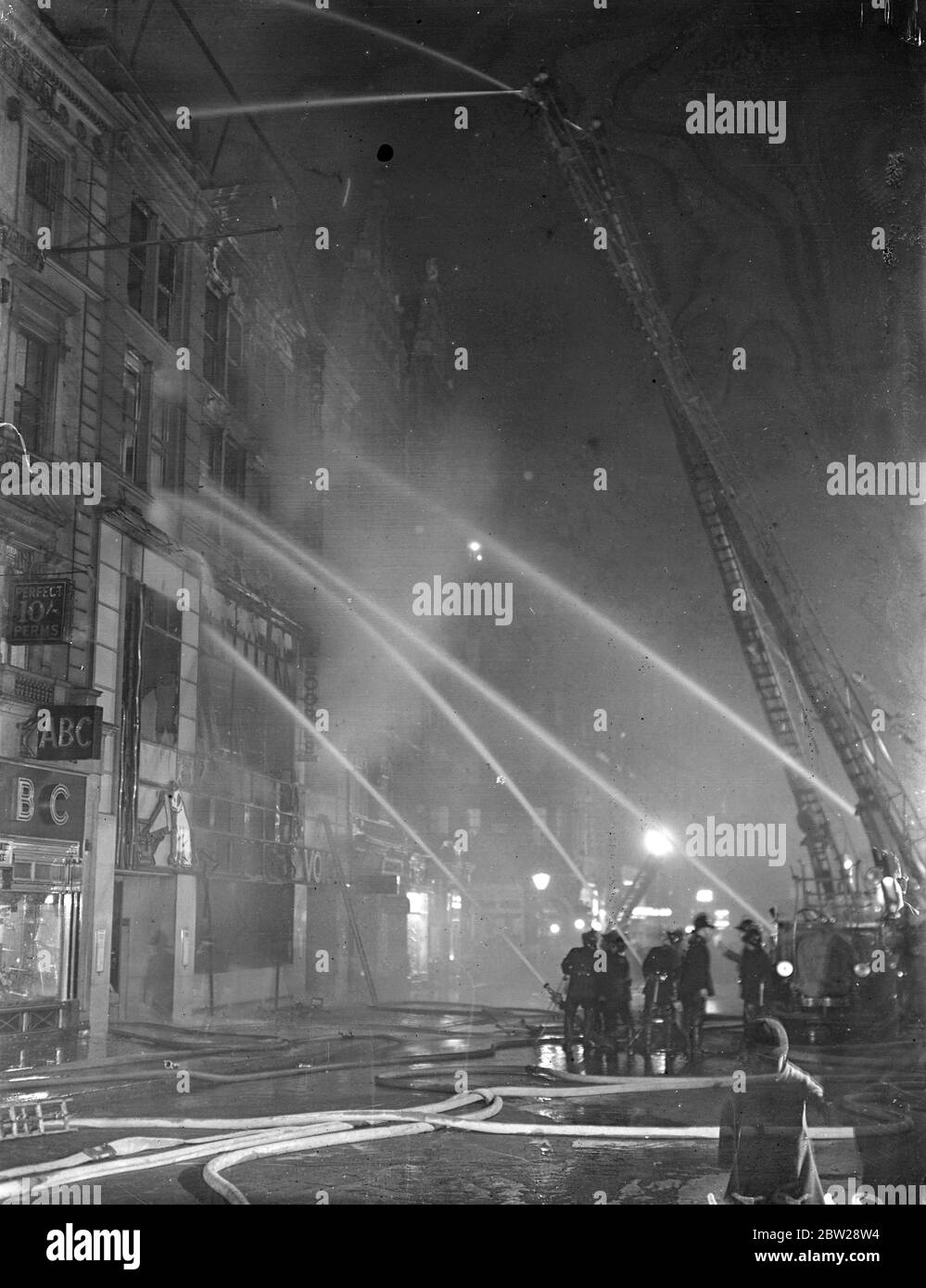 250, un pompier combat un grand feu dans le West End de Londres. Deux cent cinquante pompiers ont combattu un grand feu qui a détruit la construction de la Gramophone Company, les fabricants de son maître de la voix gramophone, appareils domestiques radio et électriques à Oxford Street, Londres. Un gardien, le Sgt William Glover, de Travis, âgé de 48 ans, a été brûlé à mort alors qu'il tentait de donner l'alarme. Les flammes ont été alimentées par des milliers de disques gramophones, et tout le trafic a été détourné d'Oxford Street, l'une des voies les plus fréquentées du West End de Londres, tandis que les pompiers ont utilisé un énorme réservoir en toile, conçu pour le service Banque D'Images