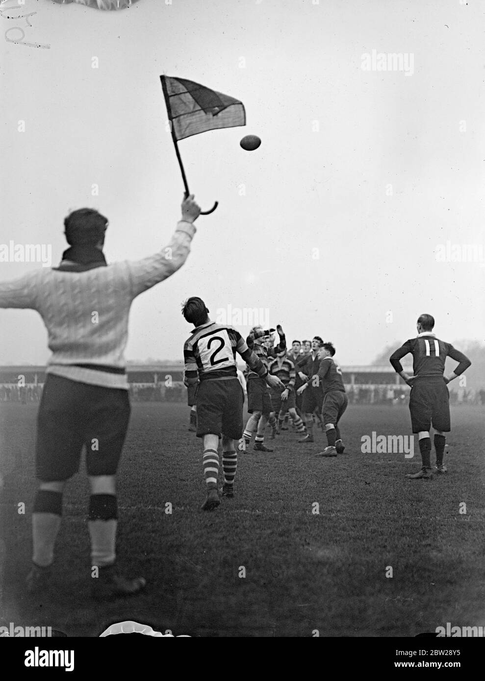 Angleterre contre Ecosse dans les écoles publiques match de rugby. Les garçons des écoles publiques anglaises ont rencontré l'Écosse lors d'un match de rugby au terrain de sport de Richmond, Richmond, Surrey photo shows, S D Pearce (Angleterre), qui a lancé le ballon du toucher pour une ligne. 31 décembre 1937 Banque D'Images